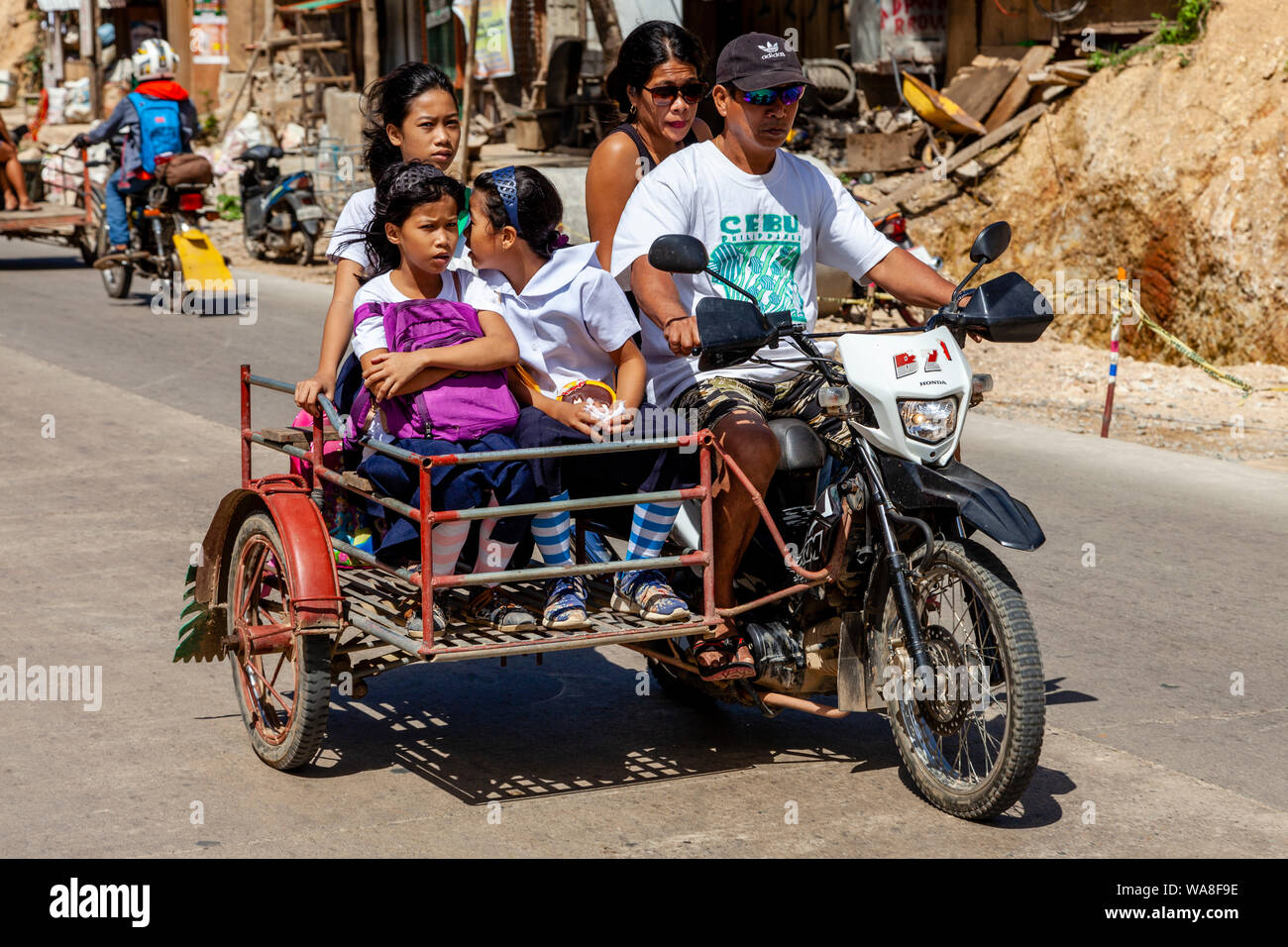 Philippinische Schüler Reisen in die Schule von einem Motorradtaxi, El Nido, Palawan, Philippinen Stockfoto