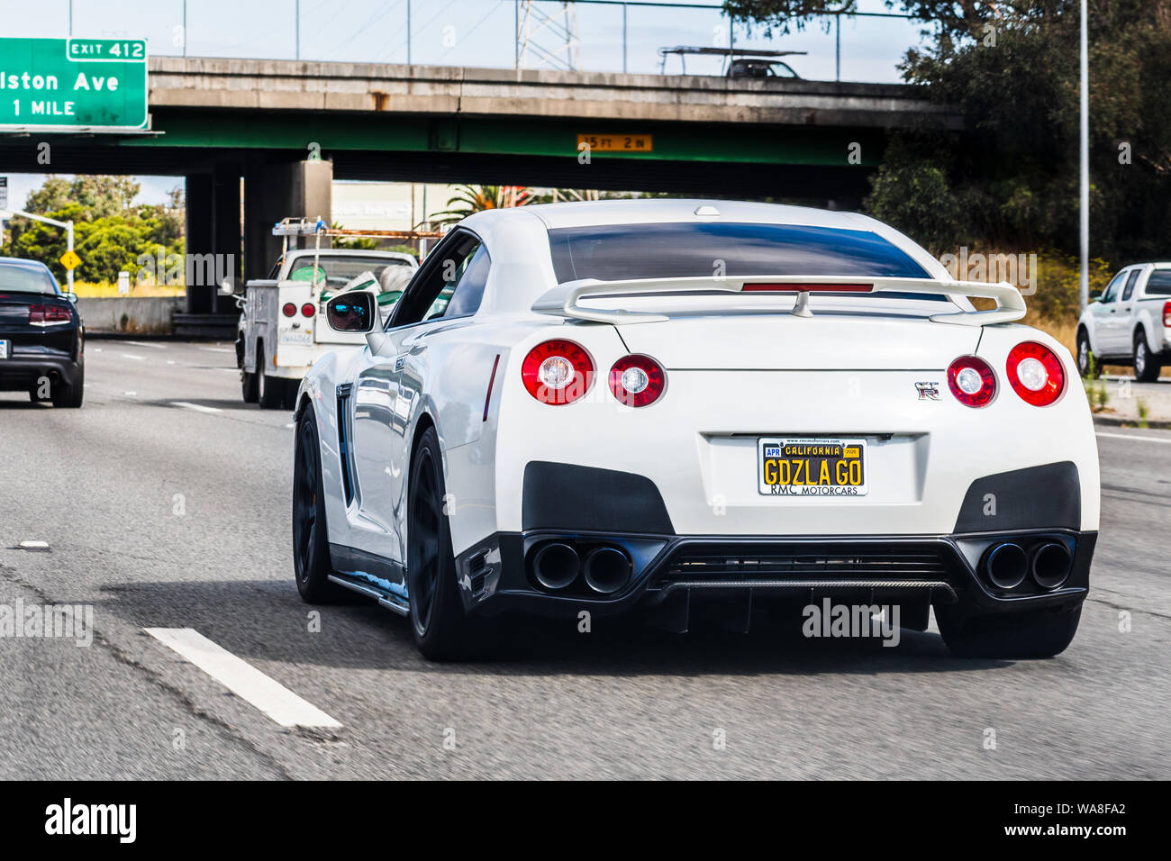 August 10, 2019 San Carlos/CA/USA - Nissan GT-R Reisen auf der Autobahn in der San Francisco Bay Area. Stockfoto