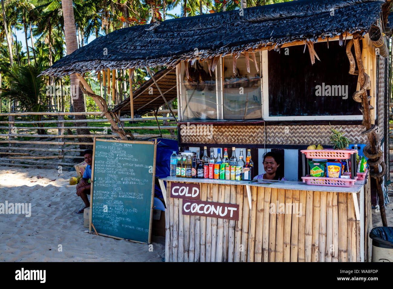 Eine Strandbar, Nacpan Beach, El Nido, Palawan, Philippinen Stockfoto