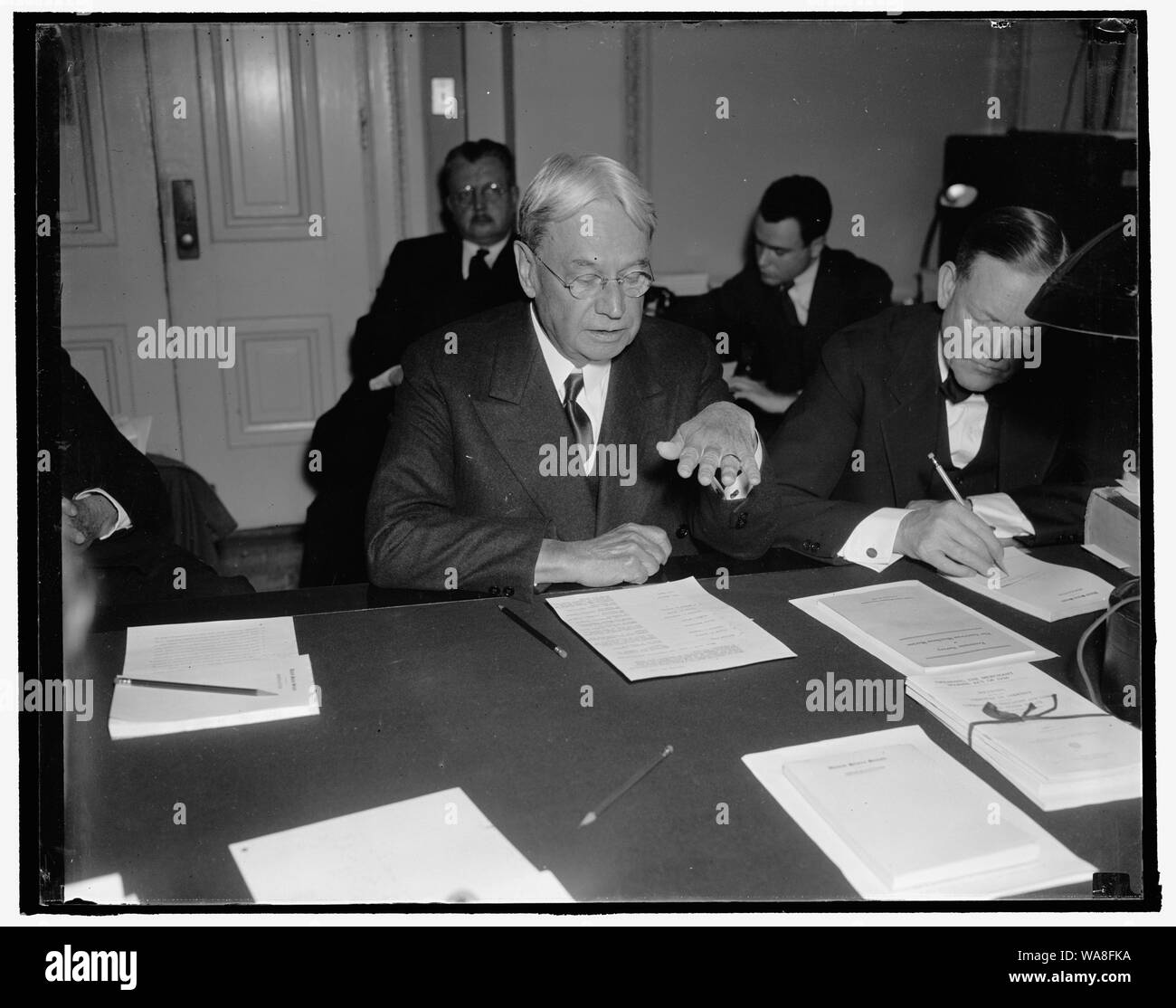 Die Kalifornischen Veteran der republikanische Senator. Washington, D.C., 31.01.19. Senator Hiram W. Johnson, Veteran republikanische Gesetzgeber aus Kalifornien, dargestellt in einer Reihe von Posen, während er auf das Zeugnis vor dem Senat Commerce Committee untersucht jetzt maritime Industrie des Landes gehört. Senator Johnson ist ein Mitglied des Ausschusses, 1/19/38 Stockfoto