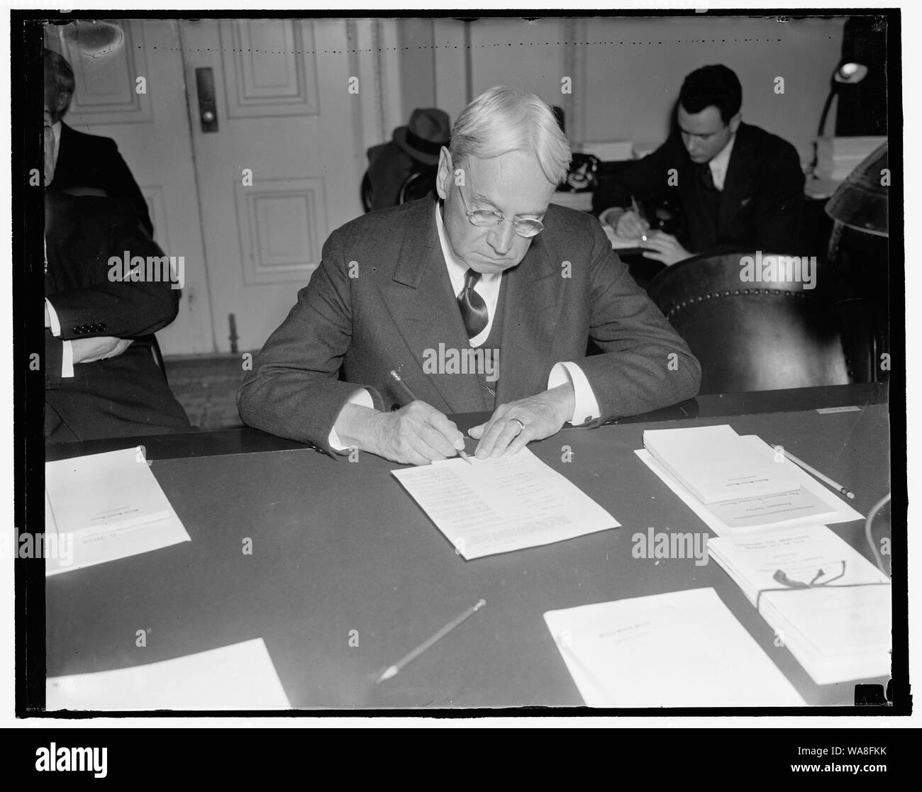 Die Kalifornischen Veteran der republikanische Senator. Washington, D.C., 31.01.19. Senator Hiram W. Johnson, Veteran republikanische Gesetzgeber aus Kalifornien, dargestellt in einer Reihe von Posen, während er auf das Zeugnis vor dem Senat Commerce Committee untersucht jetzt maritime Industrie des Landes gehört. Senator Johnson ist ein Mitglied des Ausschusses, 1/19/38 Stockfoto
