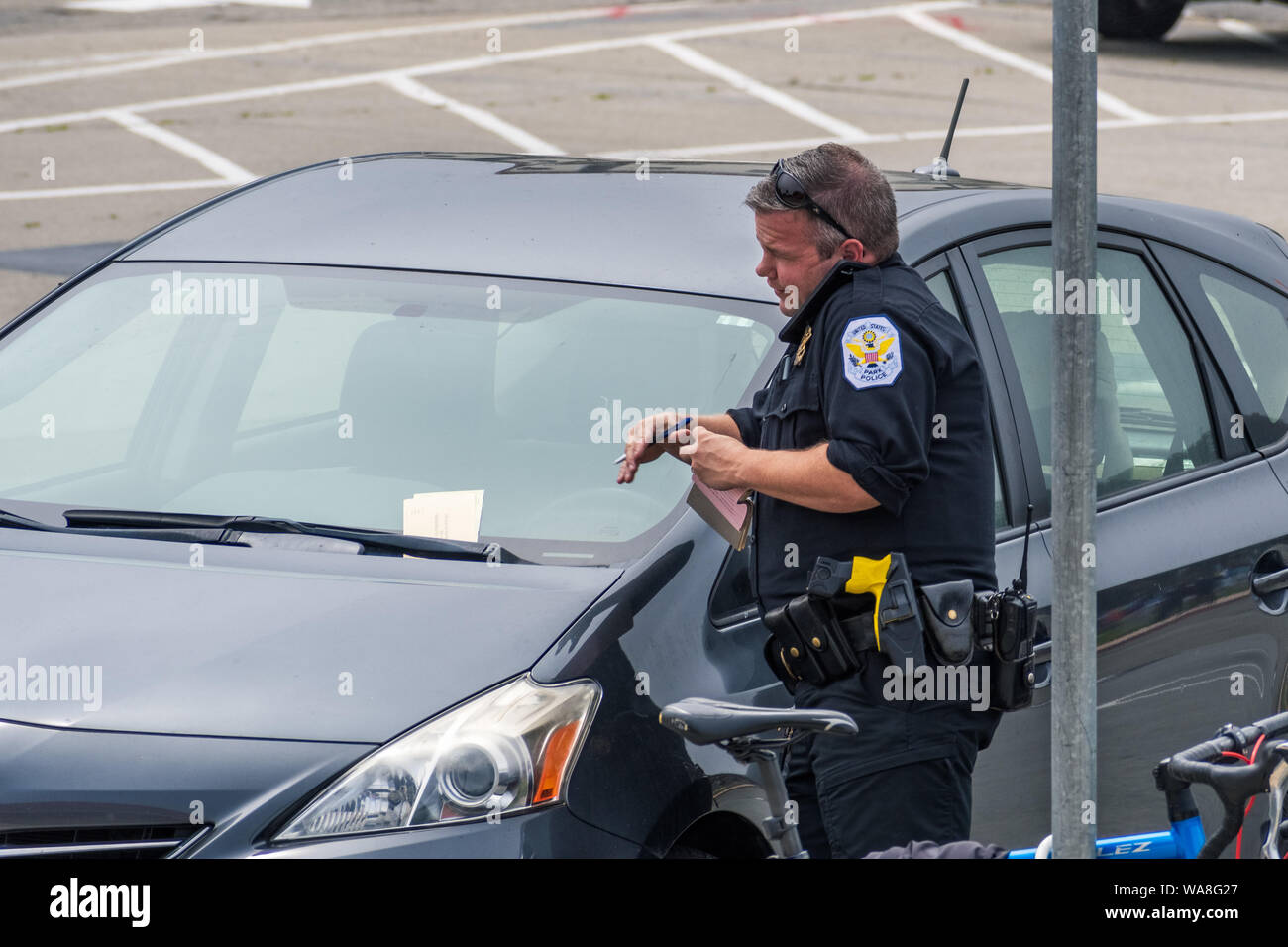 August 10, 2019 San Francisco/CA/USA - US Park Polizisten schreiben eines Parktickets in Presidio Park Stockfoto