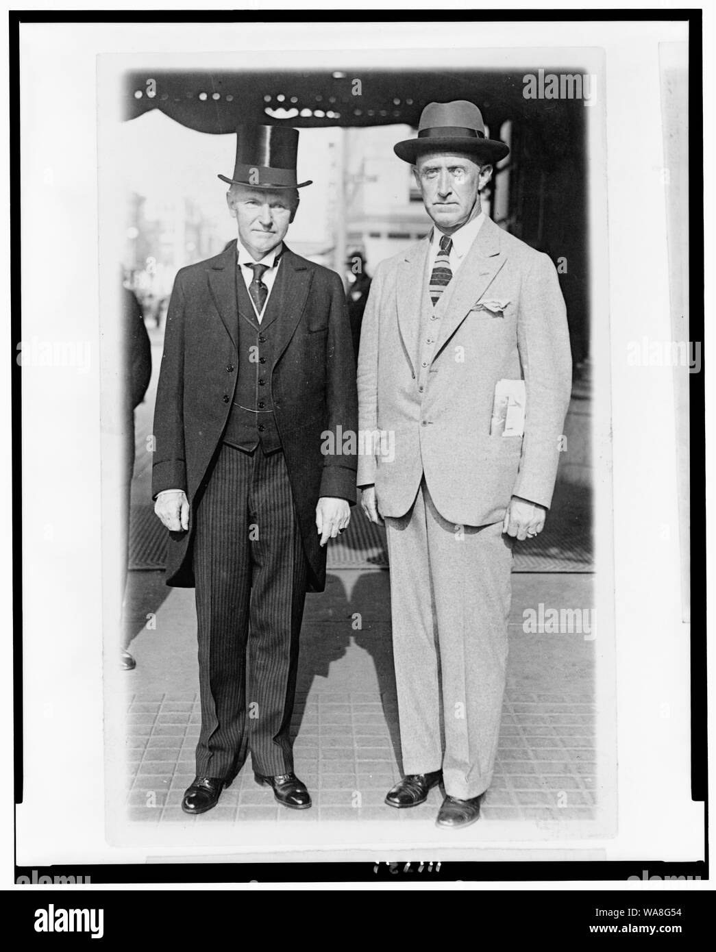 Calvin Coolidge und Oberst Aufschübe, volle Länge Porträts, stehend, nach vorne Stockfoto