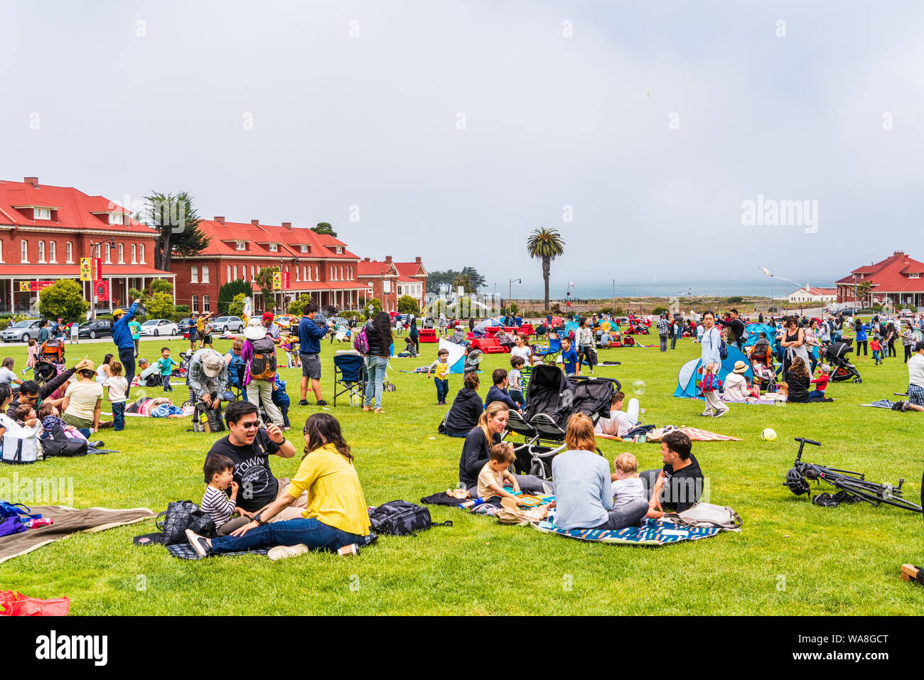 August 10, 2019 San Francisco/CA/USA - Menschen Picknick in der Presidio Park an einem bewölkten Tag Stockfoto