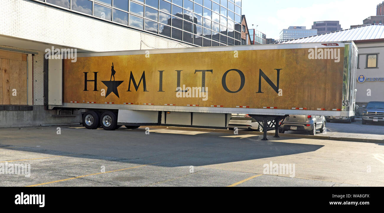 Ein Laden der Lkw für die Produktion von "Hamilton", das Musical, wird hinter dem Staatstheater in Cleveland, Ohio, wo er im Jahr 2018 spielte geparkt. Stockfoto