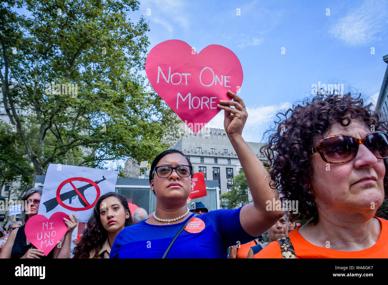 New York, Vereinigte Staaten. 18 Aug, 2019. Mammen Nachfrage Aktion veranstaltet eine Aussparung Rally und gemeinschaftlichen Zusammenkunft am 18. August 2019 am Foley Square die Opfer von Waffengewalt zu ehren und zu fordern unsere Gesetzgeber Maßnahmen zu ergreifen und die Mitglieder des Kongresses über die Dringlichkeit der Abstimmung für Pistole Sicherheit zu erinnern in diesem Jahr. (Foto von Erik McGregor/Pacific Press) Quelle: Pacific Press Agency/Alamy leben Nachrichten Stockfoto