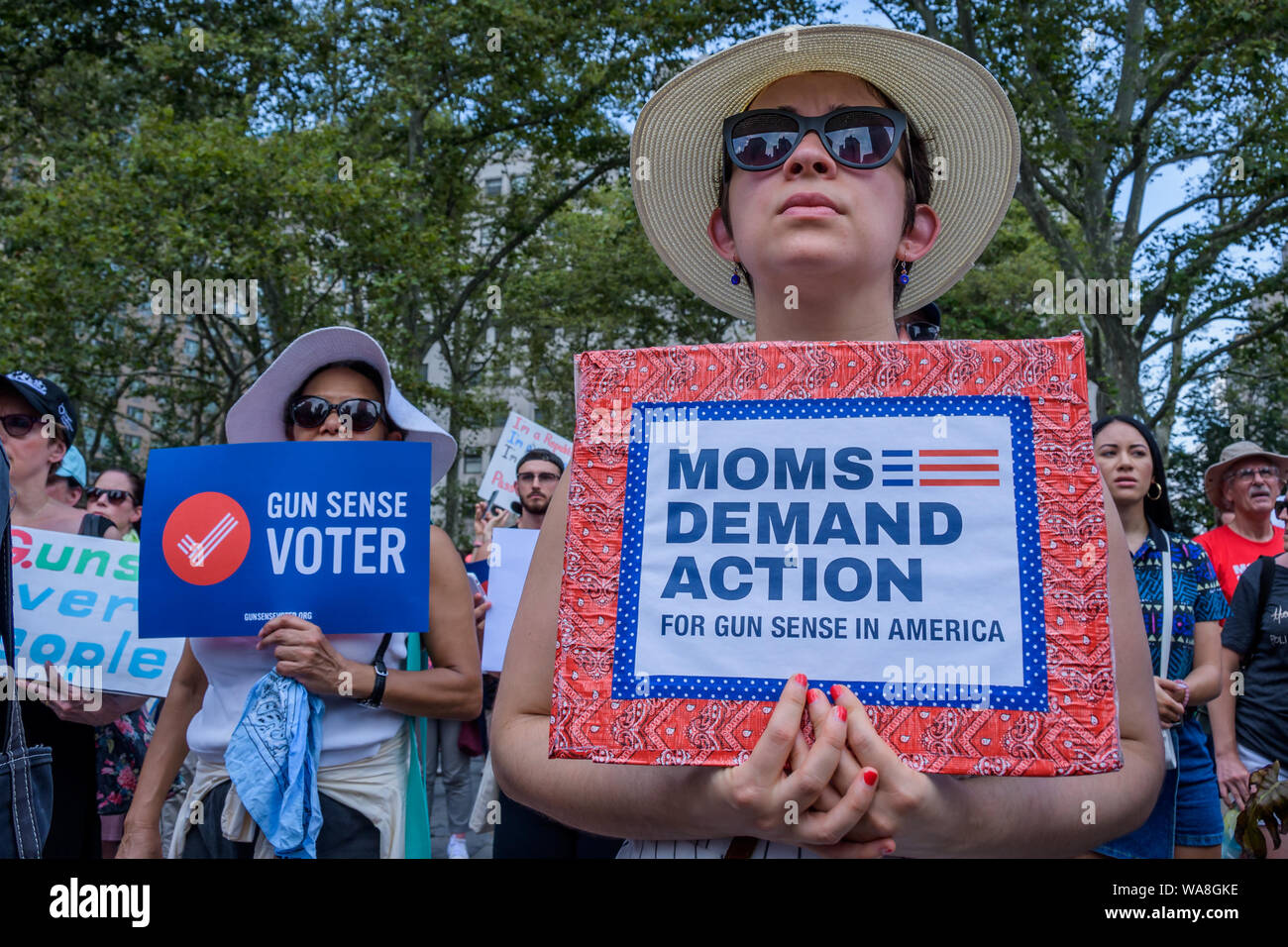 New York, Vereinigte Staaten. 18 Aug, 2019. Mammen Nachfrage Aktion veranstaltet eine Aussparung Rally und gemeinschaftlichen Zusammenkunft am 18. August 2019 am Foley Square die Opfer von Waffengewalt zu ehren und zu fordern unsere Gesetzgeber Maßnahmen zu ergreifen und die Mitglieder des Kongresses über die Dringlichkeit der Abstimmung für Pistole Sicherheit zu erinnern in diesem Jahr. (Foto von Erik McGregor/Pacific Press) Quelle: Pacific Press Agency/Alamy leben Nachrichten Stockfoto