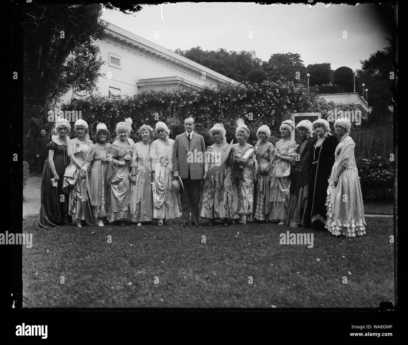 Calvin Coolidge mit Gruppe in Colonial dress außerhalb White House, Washington, D.C. Stockfoto