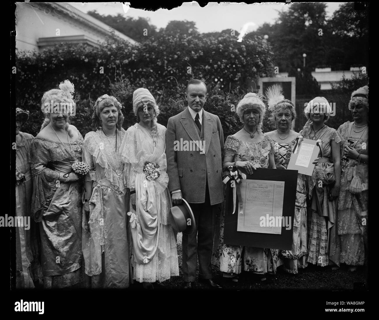 Calvin Coolidge mit Gruppe in Colonial dress außerhalb White House, Washington, D.C. Stockfoto