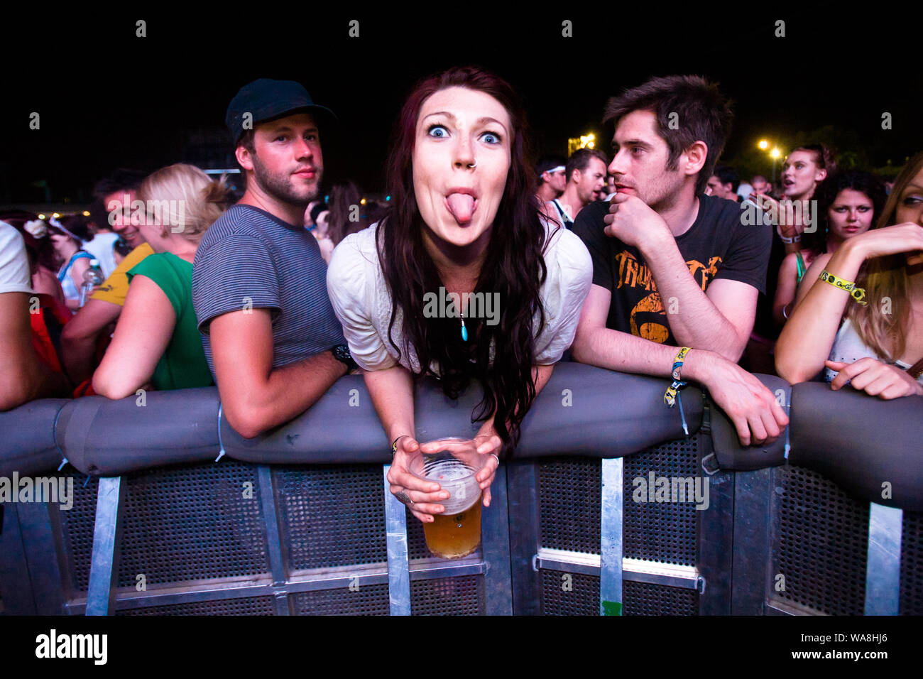 Mädchen zieht ihre Zunge in der ersten Reihe bei einem Konzert beim Festival Internacional de Benicassim, FIB, in Spanien Stockfoto