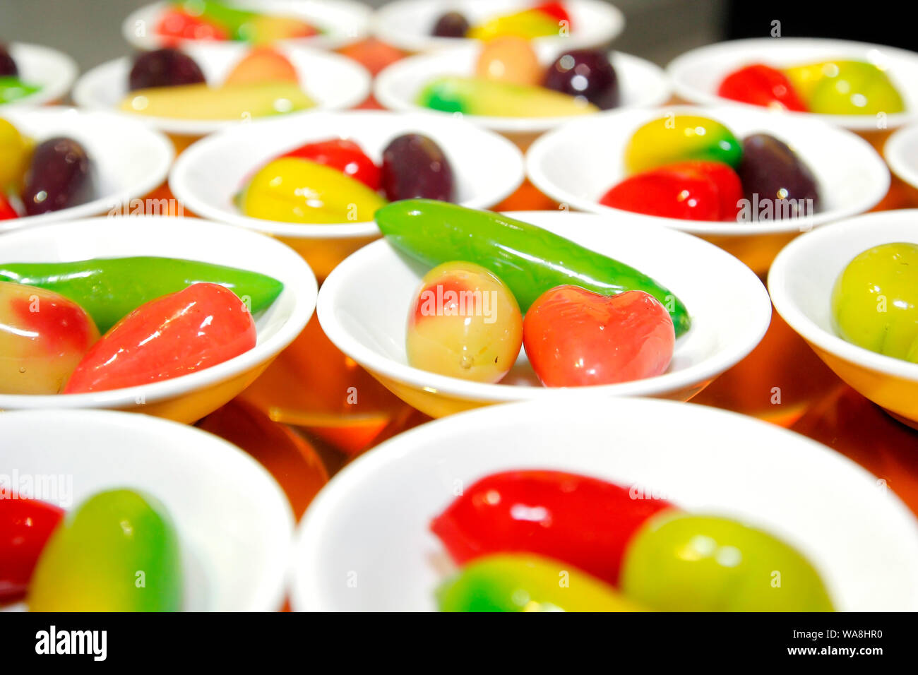 Thailändisches Dessert, löschbare Imitation Früchte in kleine Teller am Buffet Stockfoto