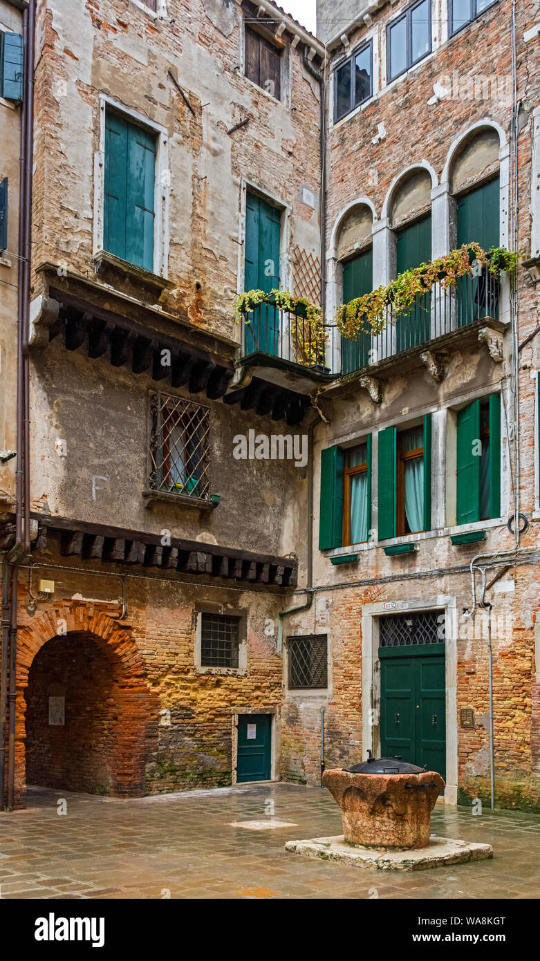 Ein Leiter in einem kleinen Hinterhof an der Calle Dolera, Venedig, Italien Stockfoto