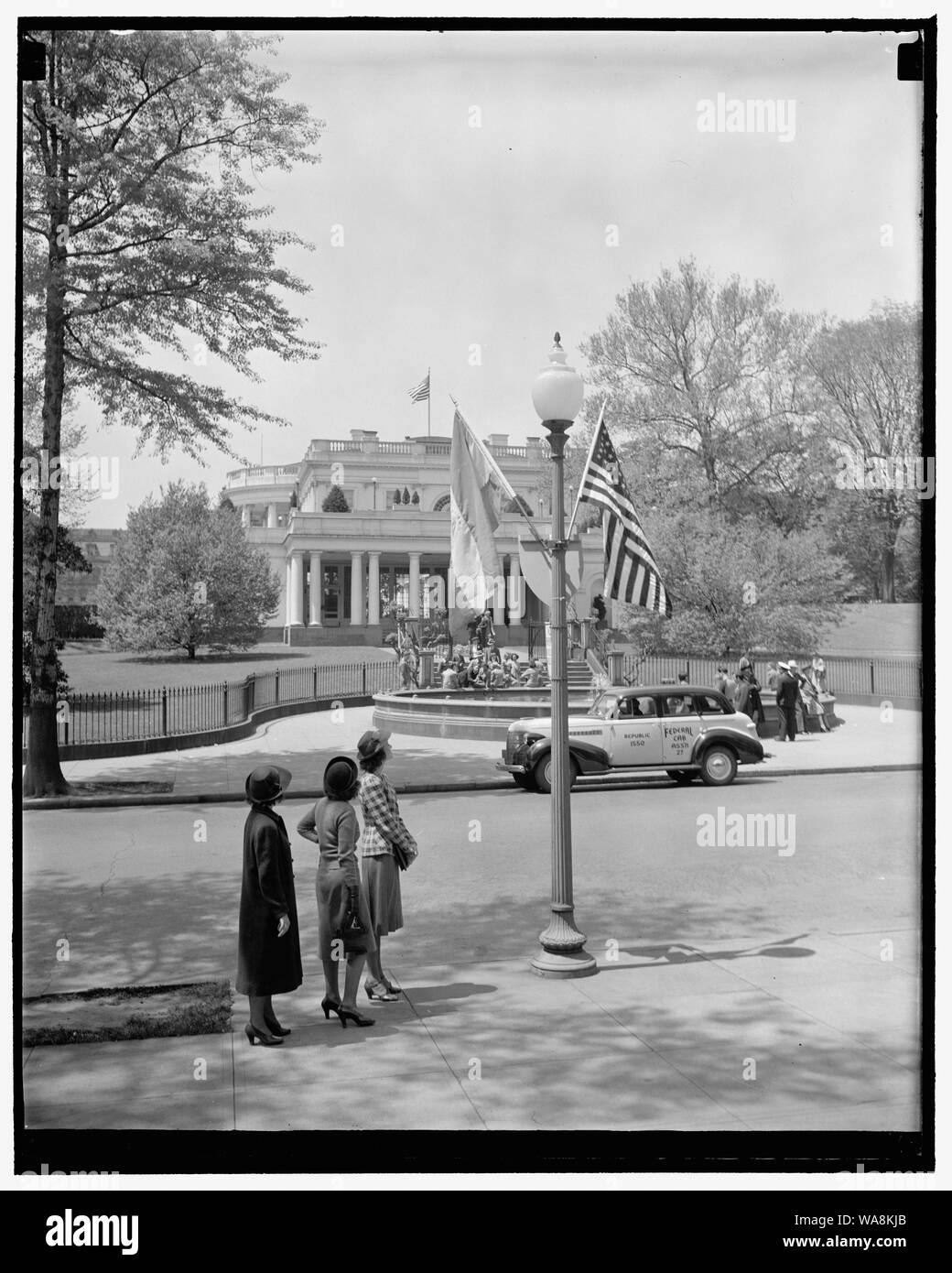 Hauptstadt Strassenleuchten gekleidet bis zur Ankunft der Nicaraguanische Präsident. Washington, D.C., Mai 4. Einige Besucher Washington an der Flaggen der Vereinigten Staaten und Nicaragua, die schmücken jede Lampe post entlang der Linie der Parade für die nicaraguanische Präsident Somoza, die morgen Vormittag eintreffen wird. Jede andere Post hat die Dichtung von Nicaragua der Vereinigten Staaten zwischen den Fahnen Stockfoto