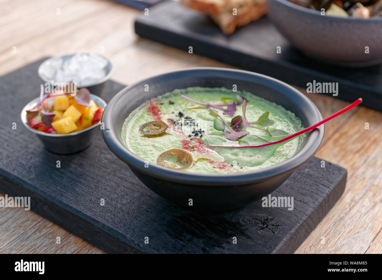 Kalt im asiatischen Stil Sommer Suppe mit Krabbenfleisch und Mango Würfel Stockfoto
