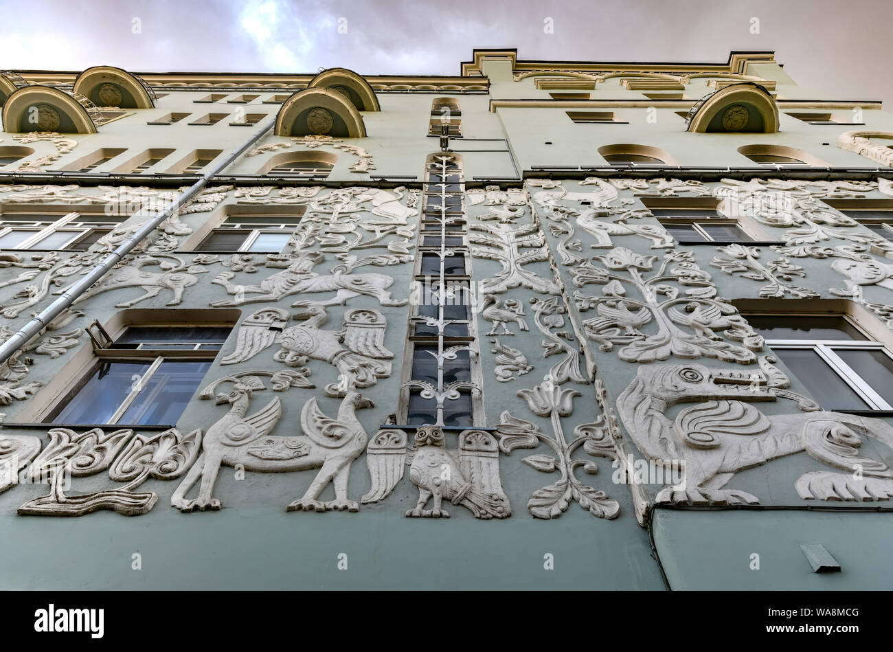 Die ehemalige profitables Haus der Kirche der Dreifaltigkeit auf Gryazeh in Moskau, Russland, mit Reliefs der fantastische Tiere, Vögel und Pflanzen. Stockfoto