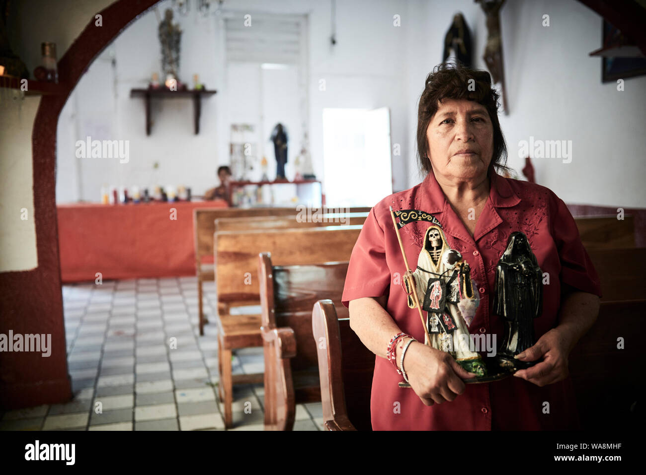 Anhänger von Nuestra Señora de la Santa Muerte (Unsere Liebe Frau von Heiligen Tod) besuchen Sie die Iglesia Santuario Nacional del Angel de la Santa Muerte in Tepito, Mexiko Stadt. Santa Muerte ist der Schutzpatron der Verbrecher, Prostituierte, Drogenabhängige, und alle, die von der Gesellschaft übersehen. Eine Personifikation des Todes, ist sie mit Heilung, Schutz und sichere Lieferung ins Jenseits von ihrer Anhänger. Stockfoto