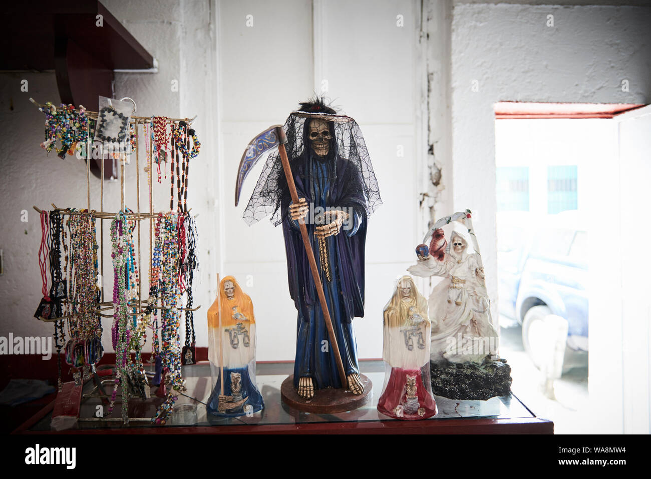 Anhänger von Nuestra Señora de la Santa Muerte (Unsere Liebe Frau von Heiligen Tod) besuchen Sie die Iglesia Santuario Nacional del Angel de la Santa Muerte in Tepito, Mexiko Stadt. Santa Muerte ist der Schutzpatron der Verbrecher, Prostituierte, Drogenabhängige, und alle, die von der Gesellschaft übersehen. Eine Personifikation des Todes, ist sie mit Heilung, Schutz und sichere Lieferung ins Jenseits von ihrer Anhänger. Stockfoto