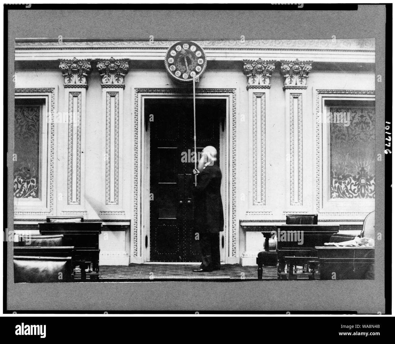 Kapitän Isaac Basset, Mitarbeiter der US-Senat Seit über 60 Jahren ist nun wieder die Hände der Senat in der Nähe einer Sitzung des Kongresses] / Harry O. Hall Stockfoto