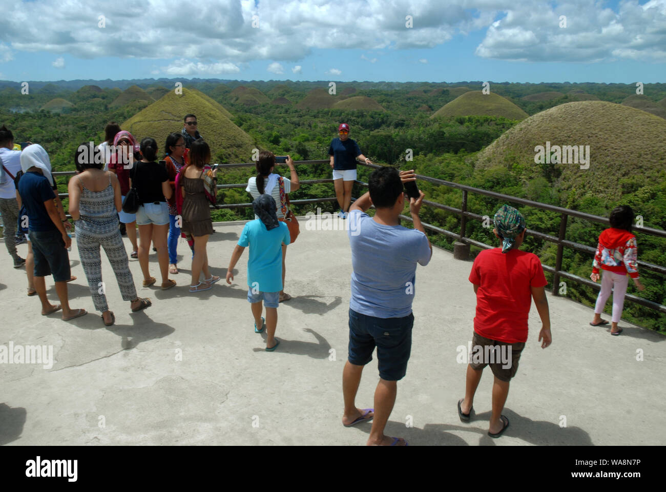 Achten Sie bei Chocolate Hills Komplex, Carmen, Bohol, Philippinen. Stockfoto