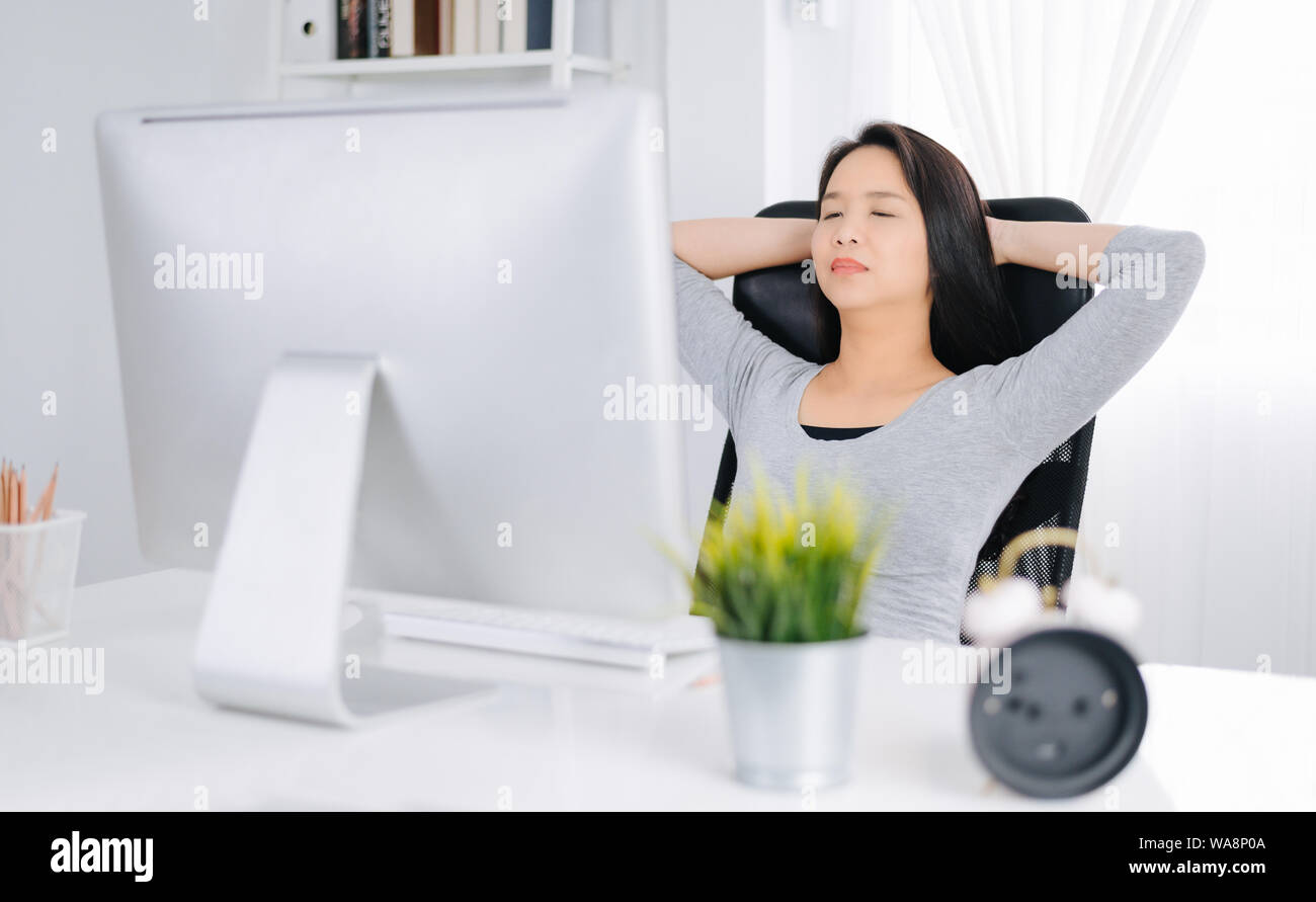 Business woman entspannende und sitzen auf einem Home Office Stuhl. Asiatische Stockfoto