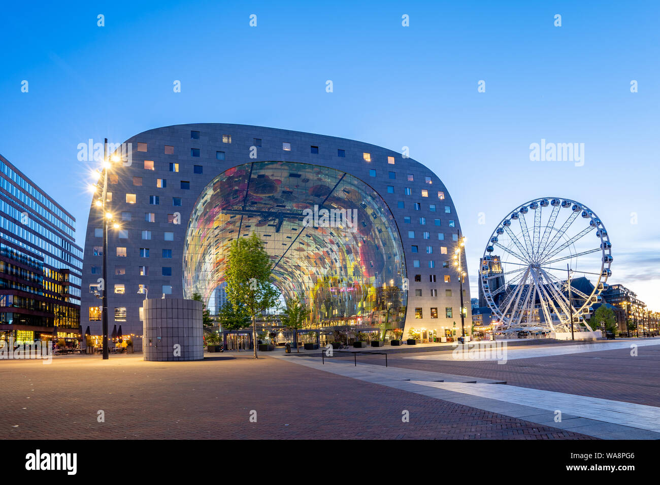 Rotterdam, Niederlande - 13. Mai 2019: Nacht Blick von Rotterdam Stadt mit Markthal in Niederlande. Stockfoto