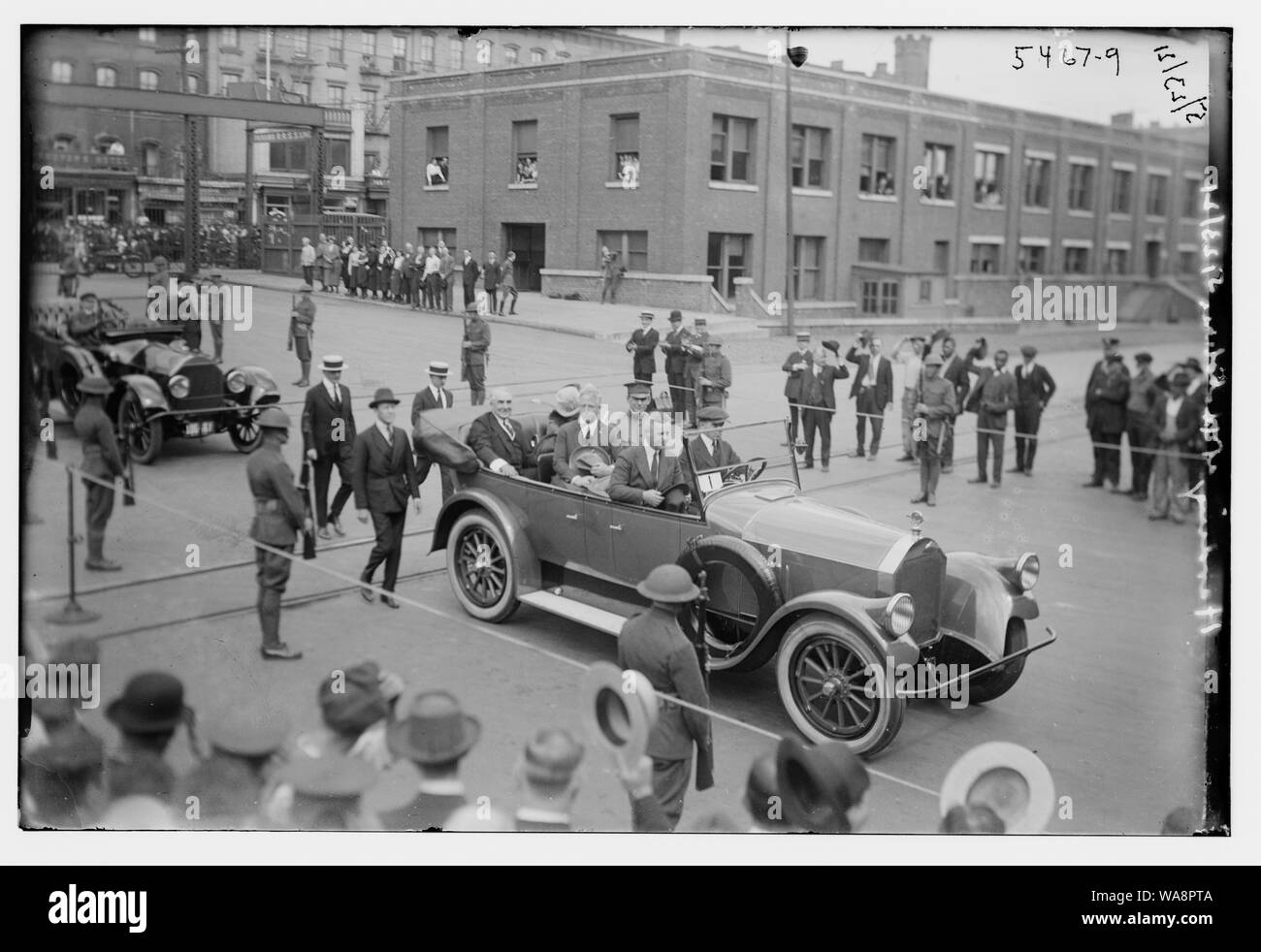 Auto mit Warren G. Harding fahren durch Prozession Stockfoto