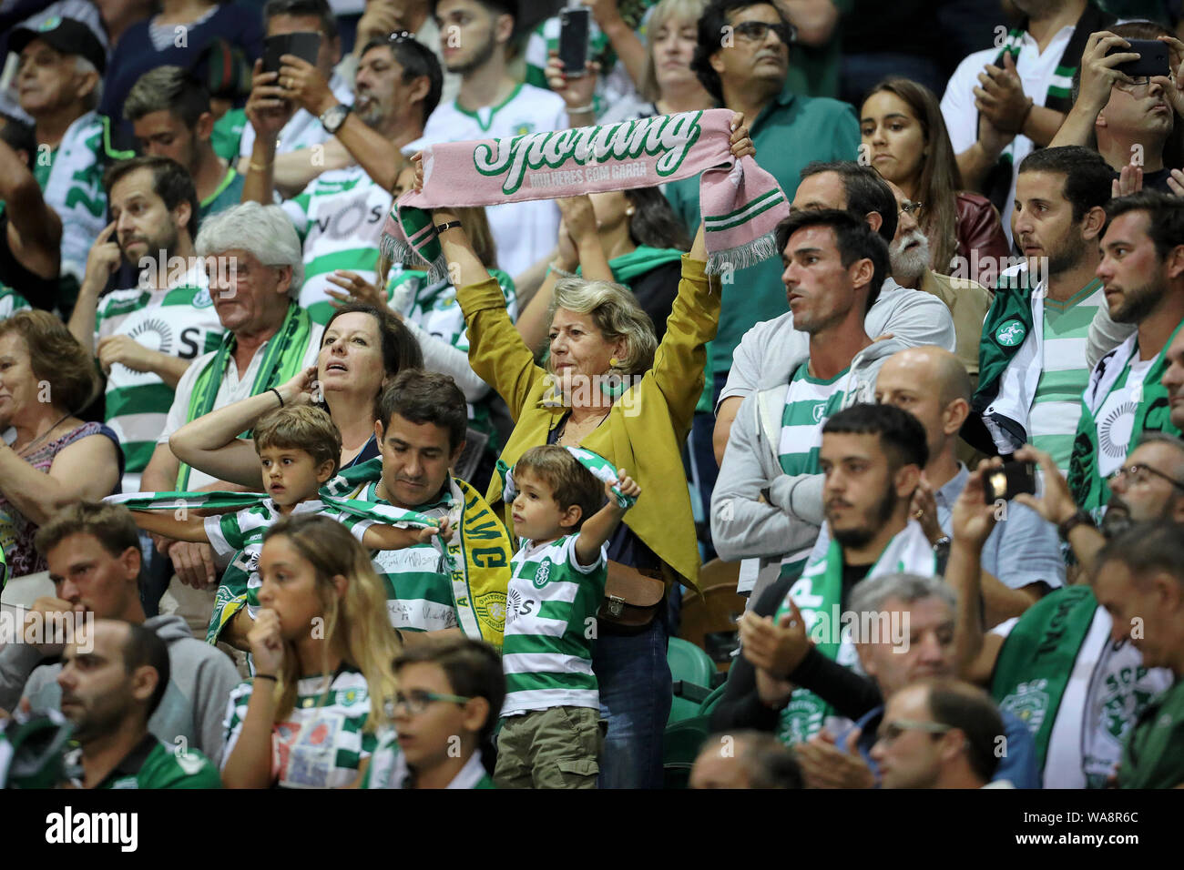 Sporting CP Anhänger gesehen, während die Liga Nrn. 2019/20 Fußballspiel zwischen Sporting CP und SC Braga, Lissabon (Endstand; Sporting CP 2-1 SC Braga). Stockfoto