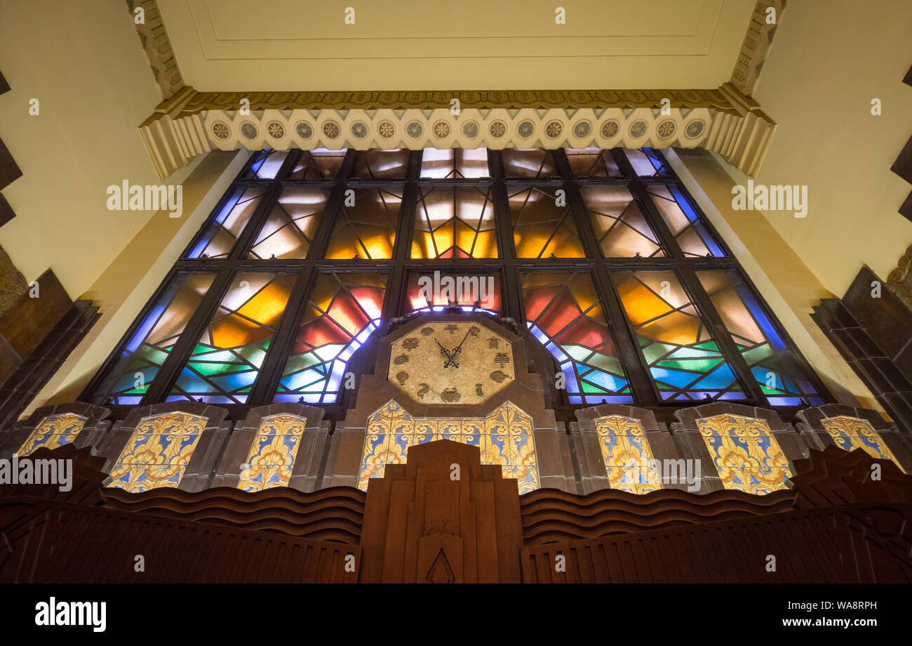 Eine achteckige Uhr und Glasfenster über dem Eingang des Art déco-inspiriertes, Marine Gebäude in Vancouver, British Columbia, Kanada. Stockfoto