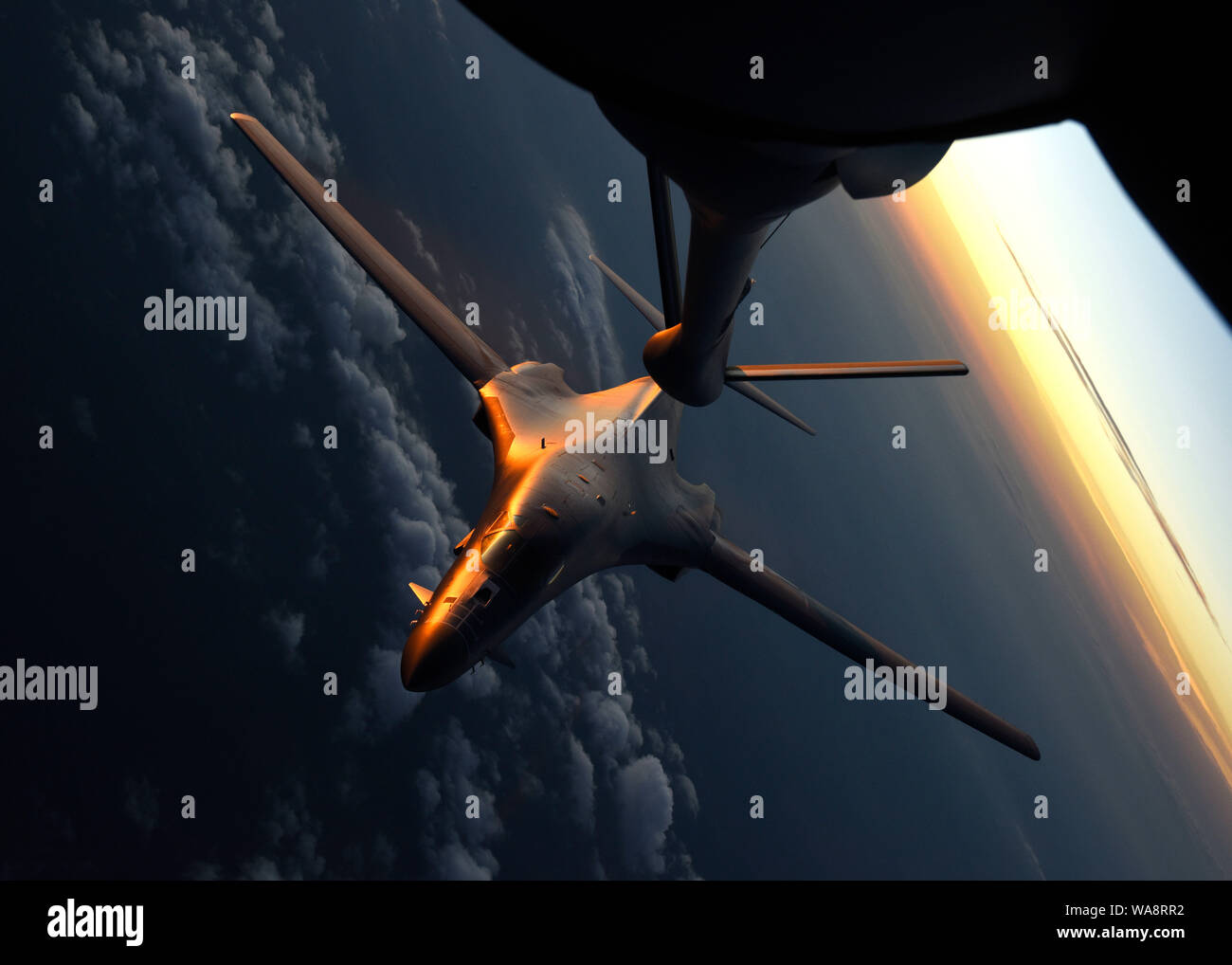 Ein US Air Force 7 Bombe Flügel B-1B Lancer führt die Luftbetankung, das Training mit einem 92Nd Air Refuelling Flügel KC-135 Stratotanker an Dyess Air Force Base, Texas, 13.08.2019. Das Team von Fairchild Fähigkeit, mit Bodenpersonal aus dem 7 Bombe Flügel Zug unterstützt und stellt sicher, dass die Lieferung von effektiven warfighter Effekte an den richtigen Ort und Zeit und ist wesentlich für den Erfolg des Unterstützens schnelle globale Mobilität. (U.S. Air Force Foto von Airman 1st Class Lawrence Sena) Stockfoto