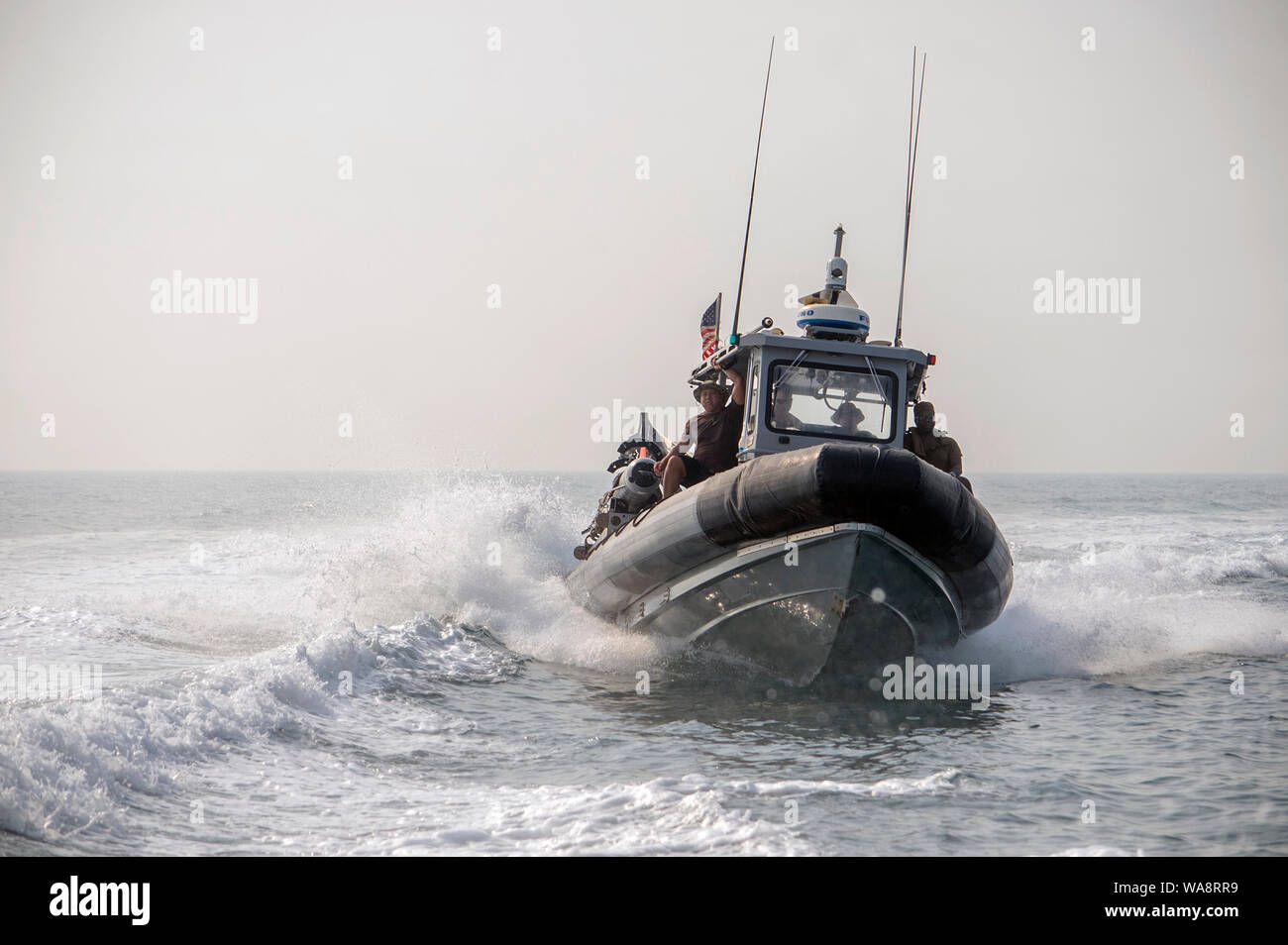 190814-N-DQ 500-1048 MANAMA, Bahrain (Aug. 14, 2019) Segler für die Beseitigung von Explosivstoffen Mobile Einheit (EODMU) 1 zugewiesenen Arbeiten eine starre - Rumpf Schlauchboot beim Leiten der Boot Operationen in den Arabischen Golf. EODMU 1 wird in den USA 5 Flotte Bereich der Maßnahmen zur Unterstützung der Marine im Einsatz für die Stabilität und Sicherheit in der Region zu gewährleisten und verbindet das Mittelmeer und den Pazifischen Raum durch den Westlichen Indischen Ozean und drei strategischen Punkten ersticken. (U.S. Marine Foto von Mass Communication Specialist 3. Klasse Dan Willey/Freigegeben) Stockfoto