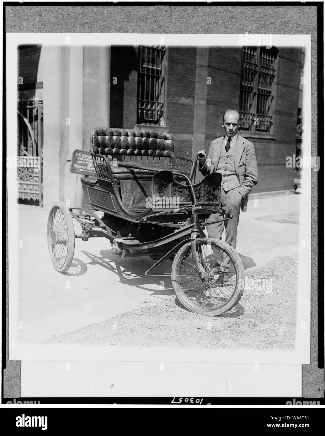 Carl W. Mitman, Kurator der Engineering der Smithsonian Institution fotografiert mit einem Dreirädrigen Automobil, das vor kurzem erworben worden ist, von diesem Träger die - Dieses alte Auto im Jahre 1909 den ersten Preis in einer Parade in New York gewann als das älteste Fahrzeug aus eigener Kraft ausführen Stockfoto