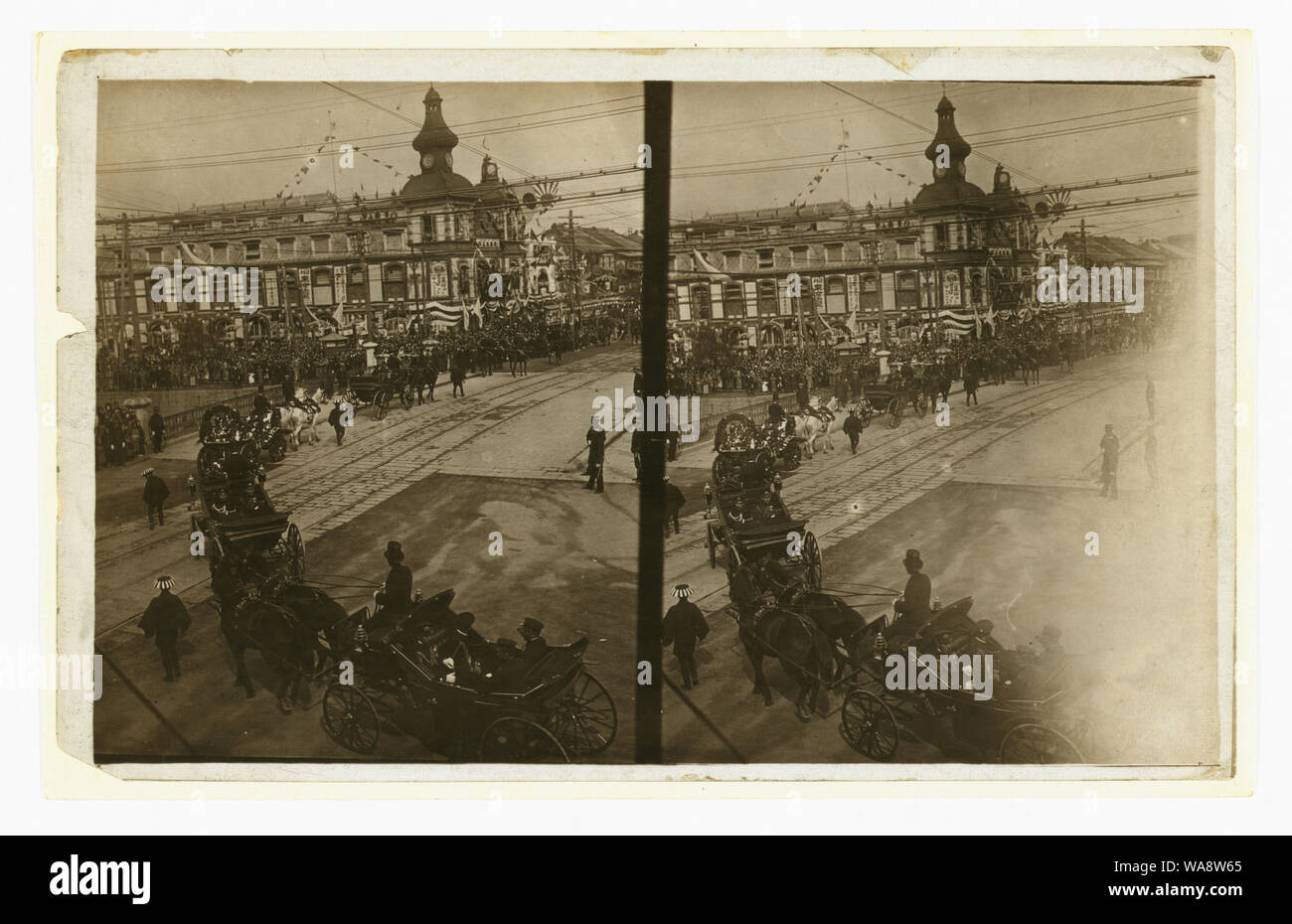 Wagen mit Admiral Togo, Marineoffiziere und Regierungsbeamte während Togos offiziellen Besuch in Tokio im Oktober 1905 Stockfoto