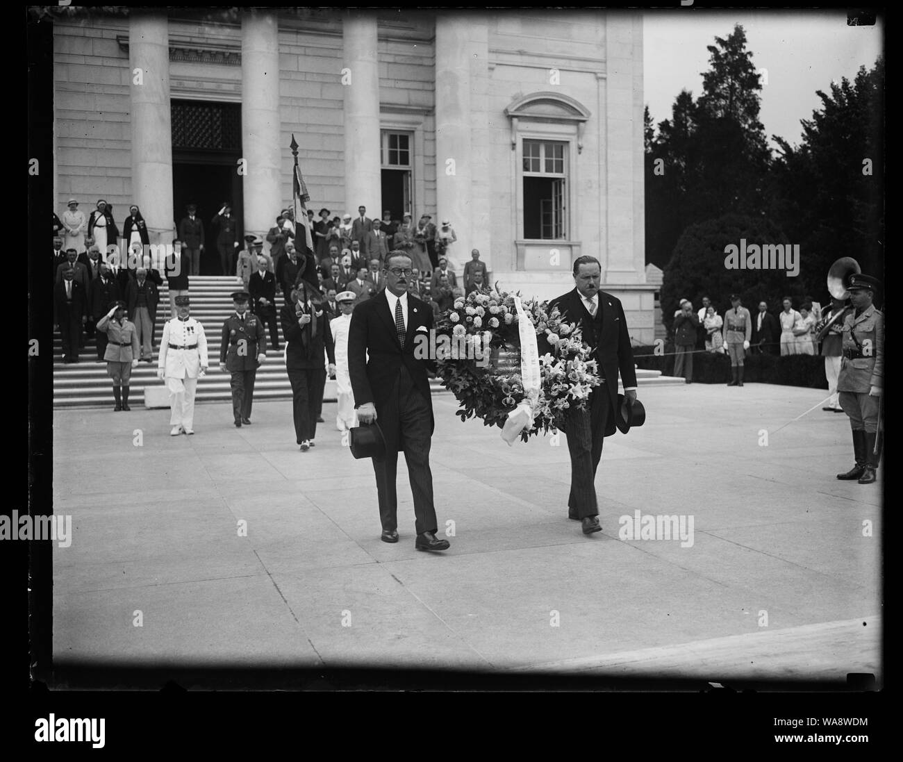 Durchführung Kranz zum Grab des Unbekannten Soldaten, Arlington National Cemetery, Arlington, Virginia Stockfoto