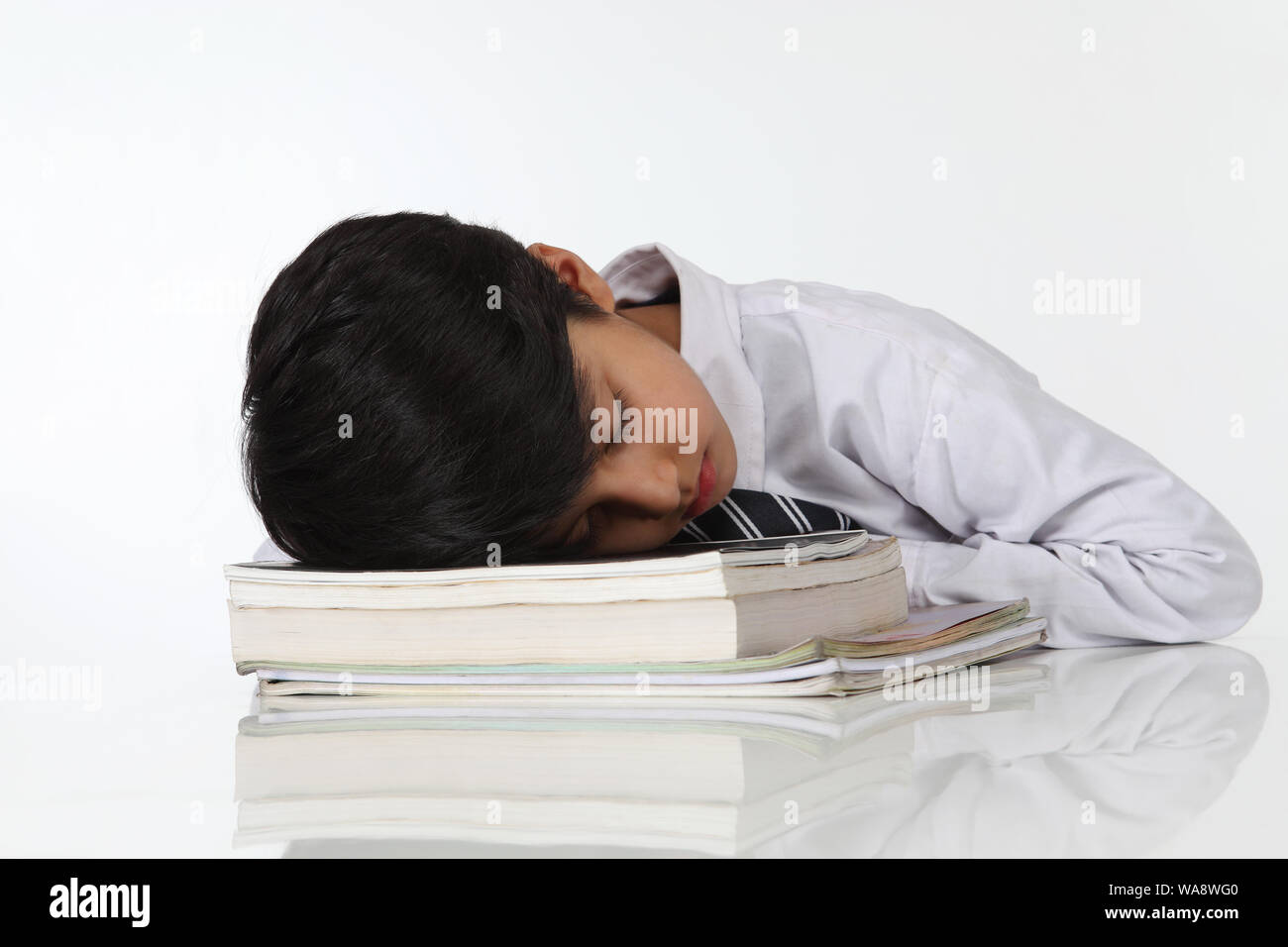 Schüler Nickerchen in einem Klassenzimmer Stockfoto