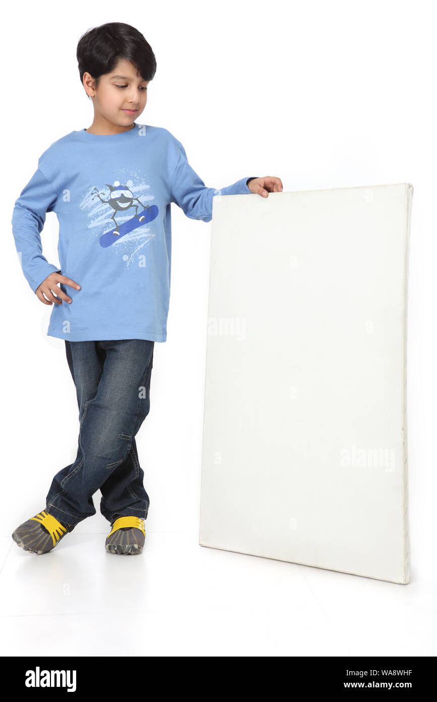 Junge zeigt ein leeres Plakat Stockfoto