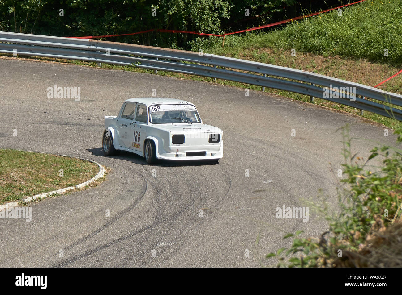 Vuillafans Echevannes - Bourgogne Franche Comté Frankreich - Juni 2019 - Weiße Simca Rallye 2 Ausfahrten einen U-Turn Der Rennstrecke Im französischen Hill Climb Stockfoto