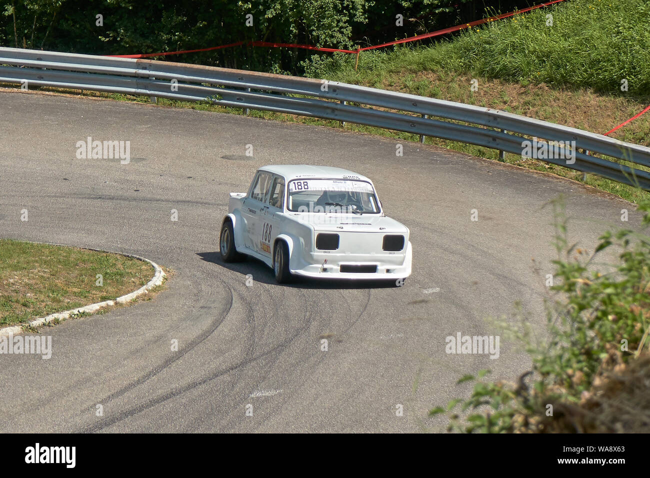 Vuillafans Echevannes - Bourgogne Franche Comté Frankreich - Juni 2019 - Weiße Simca Rallye 2 Ausfahrten einen U-Turn Der Rennstrecke Im französischen Hill Climb Stockfoto