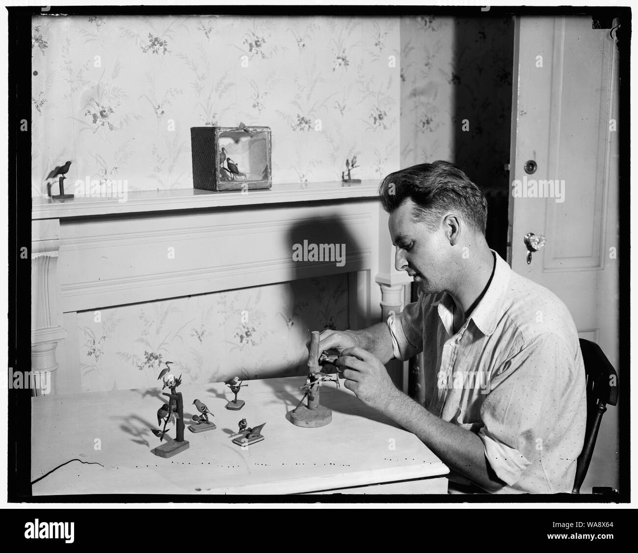 Carving Vögel aus Hobby von Washingtonian. Washington, D.C., am 25. Juni. Nur mit einem gemeinsamen jackknife als Werkzeug, Ellis Miller, hat ein Experte an whittling Vögel aus Holz. Herr Miller, ein Mechaniker von Beruf, erwarb sein Hobby durch das Spiel des Monopols. Er versuchte seine Hand im Spiel, er mochte sie und beschlossen, einen Satz zu besitzen, sondern determinied gleichzeitig, dass sein würde nach Hause. Carving der Tokens von Holz, Herr Miller's ersten Kreationen waren Bilder von einem Wasserkocher, Bügeleisen, Lokomotive, Hut und Schuh. Er schließlich geschnitzt eine Ente. Bei der Erstellung von neuen gefiederten specied, fand er seine Pflicht Stockfoto