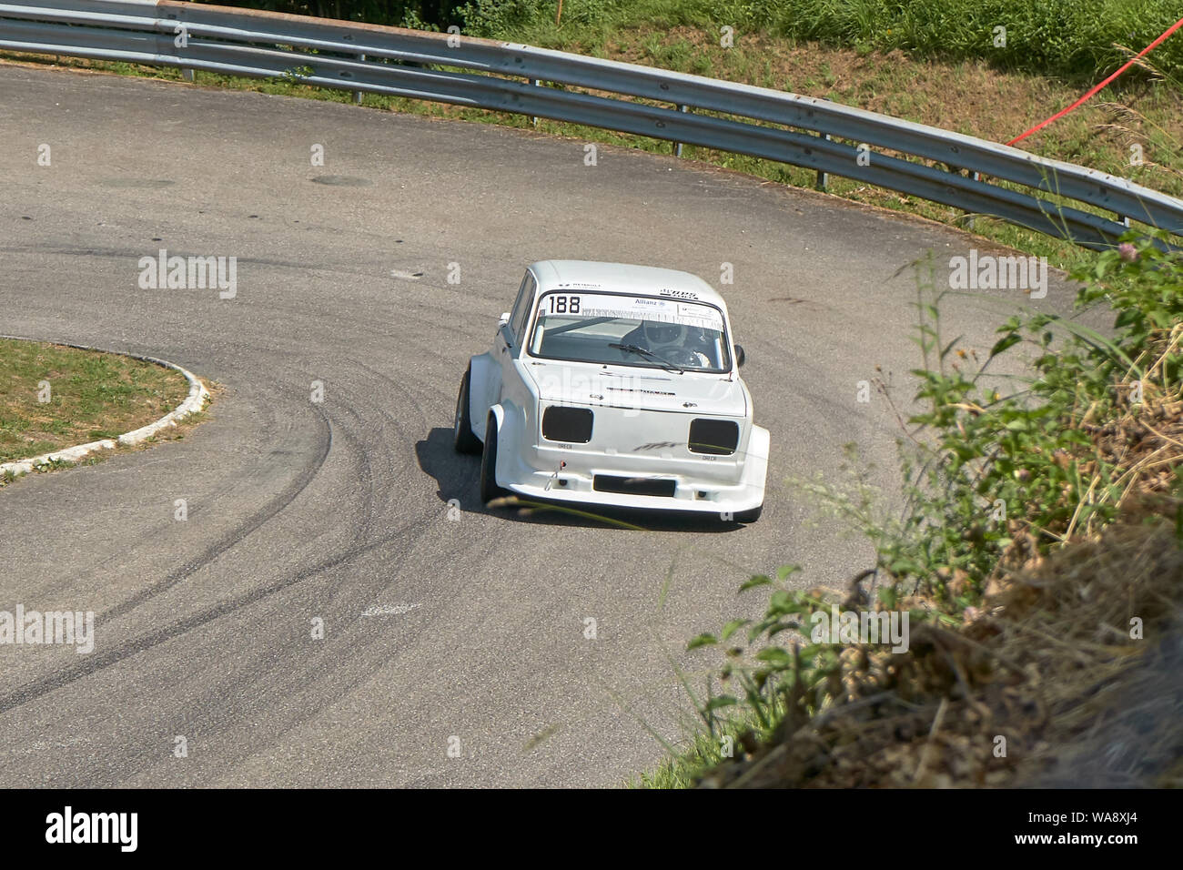 Vuillafans Echevannes - Bourgogne Franche Comté Frankreich - Juni 2019 - Weiße Simca Rallye 2 Ausfahrten einen U-Turn Der Rennstrecke Im französischen Hill Climb Stockfoto