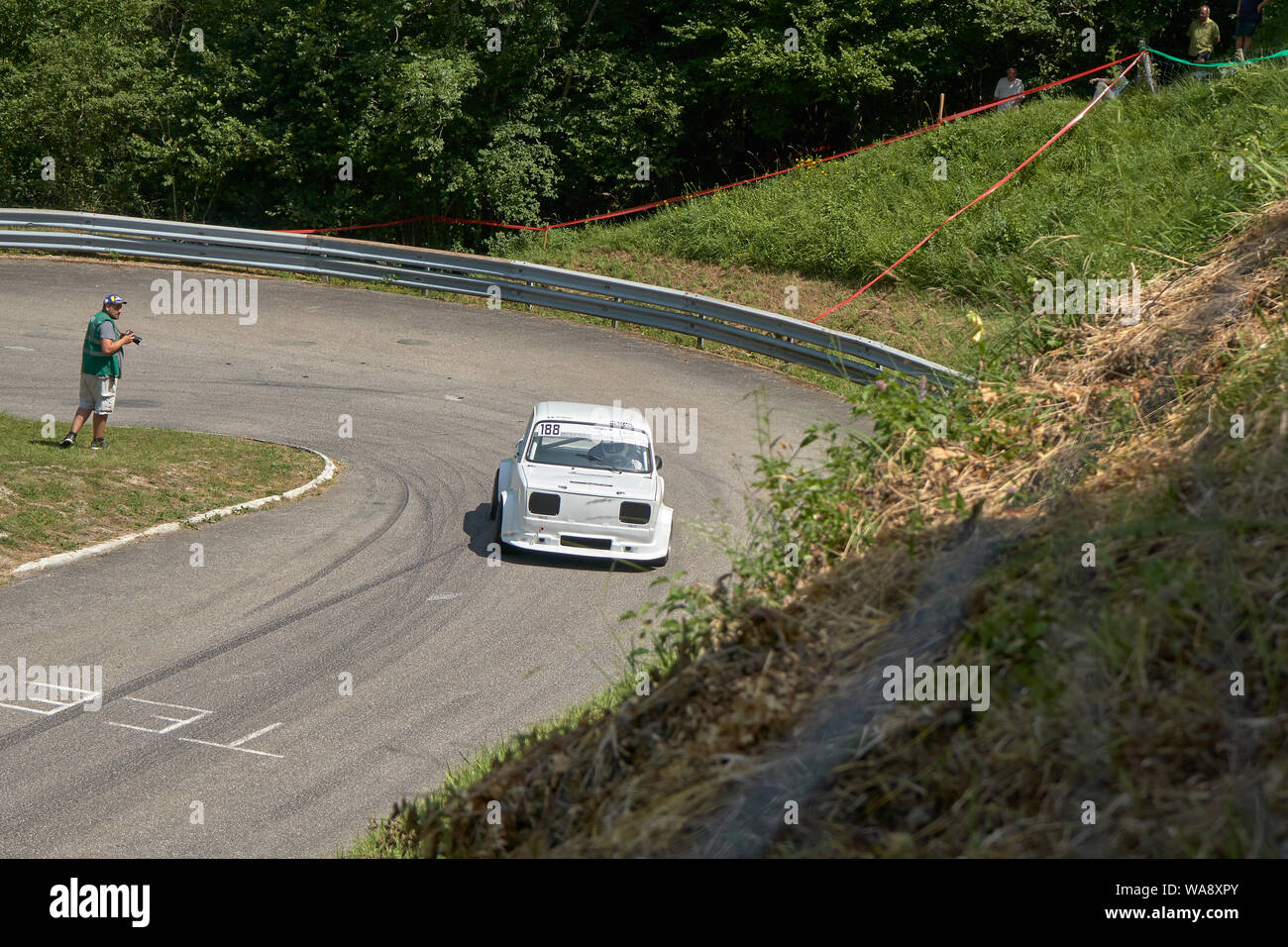 Vuillafans Echevannes - Bourgogne Franche Comté Frankreich - Juni 2019 - Weiße Simca Rallye 2 Ausfahrten einen U-Turn Der Rennstrecke Im französischen Hill Climb Stockfoto