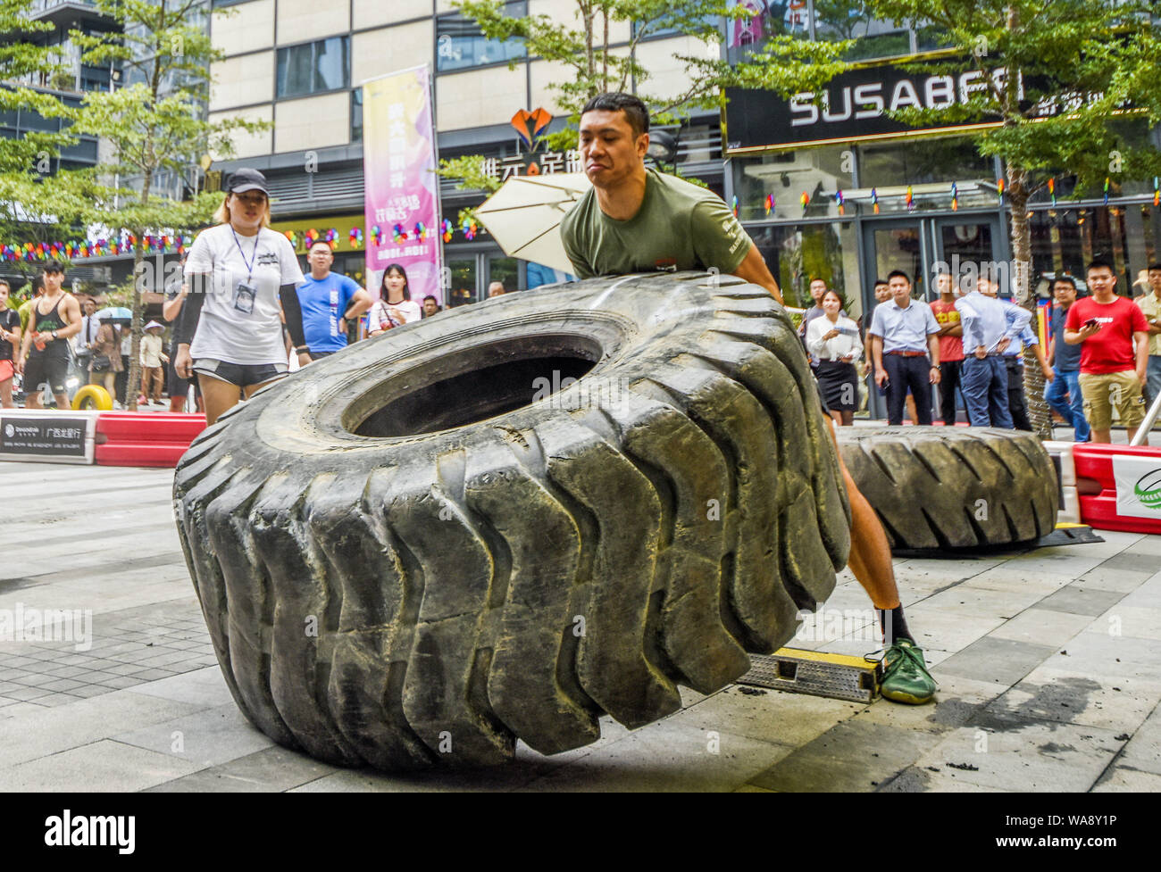 Guangxi, Guangxi, China. 19 Aug, 2019. Nanning, China - ein Einkaufszentrum in Nanning, Guangxi, hält eine Veranstaltung anlässlich des Jahrestages am 12.08.18, 2019 zu feiern. Den wesentlichen Inhalt der ''Kampf'' Wettbewerb großen LKW-Reifen, einschließlich zerren, Reifen, kurzen Racing und extreme Gewicht bewegen. Viele junge Spieler teilnahmen, die Grenzen in Frage zu stellen. Credit: SIPA Asien/ZUMA Draht/Alamy leben Nachrichten Stockfoto