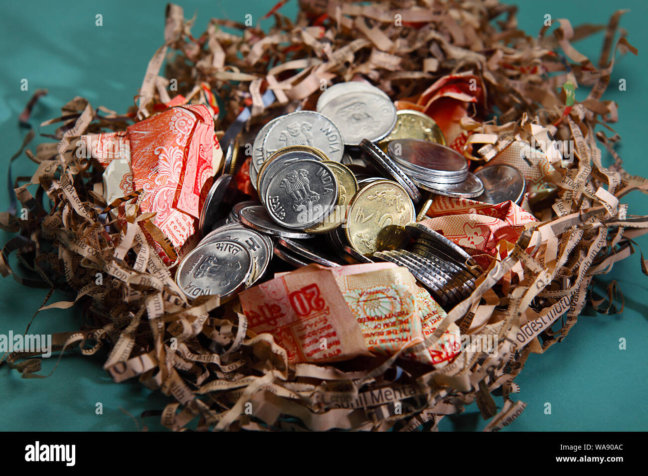 Indische Banknote mit Münzen in einem Nest Stockfoto
