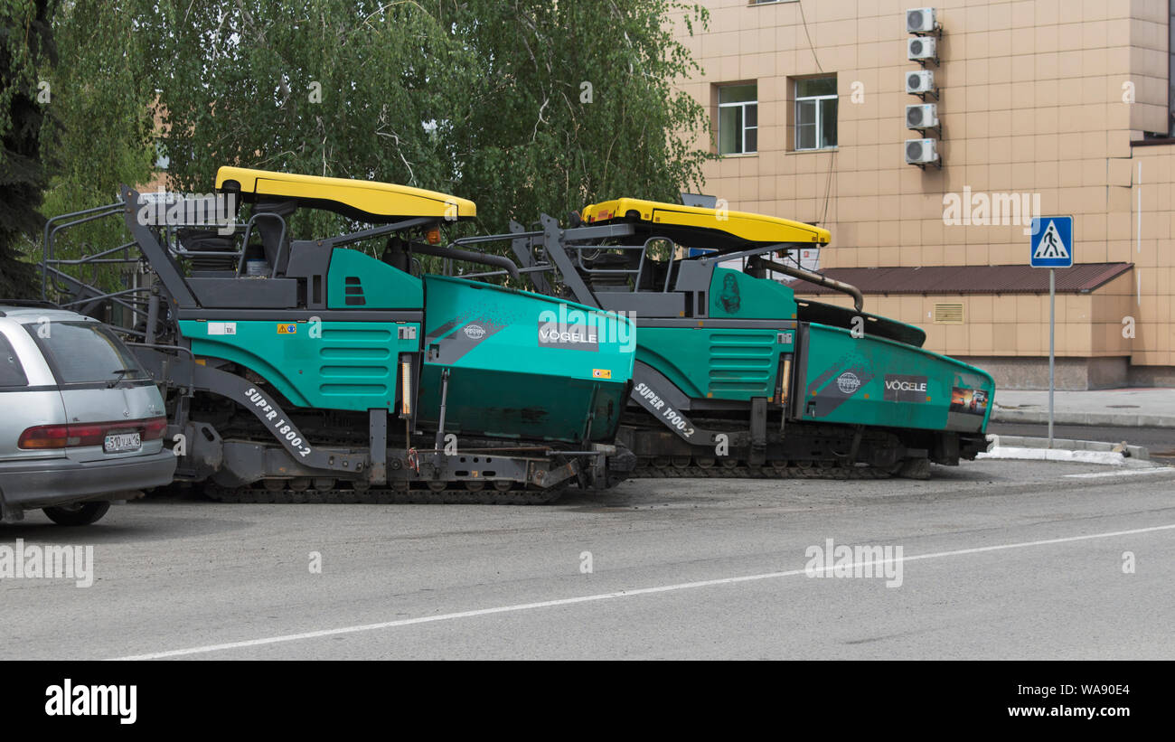 Kasachstan, Ust-Kamenogorsk - 22. Mai, 2019. Spezielle Ausrüstung für den Bau der Straße. Asphaltfertiger auf Parkplatz. Asphalt fertiger Maschine Vogele. Stockfoto