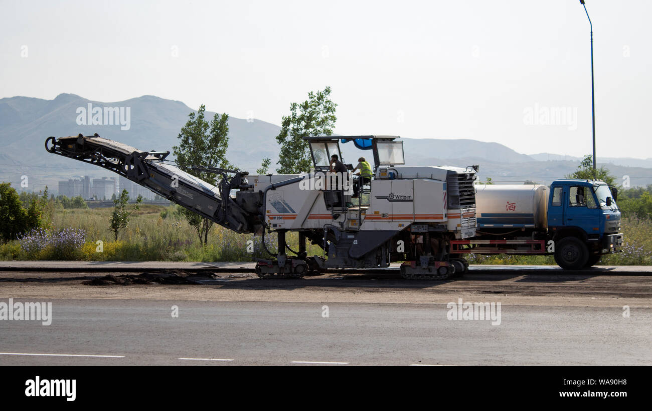 Kasachstan, Ust-Kamenogorsk - 18 Juli, 2019. Wirtgen Kaltfräsen. Asphalt fräsen. Baustellen auf der Main Street. Stockfoto