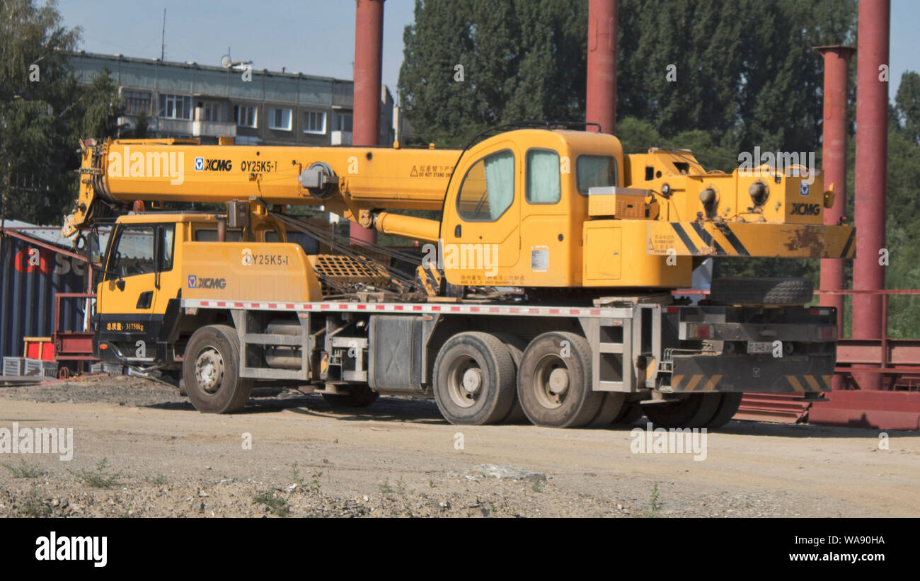 Kasachstan, Ust-Kamenogorsk - 18 Juli, 2019. Mobile Konstruktion hydraulischer Kran-LKW auf der Baustelle. Stockfoto