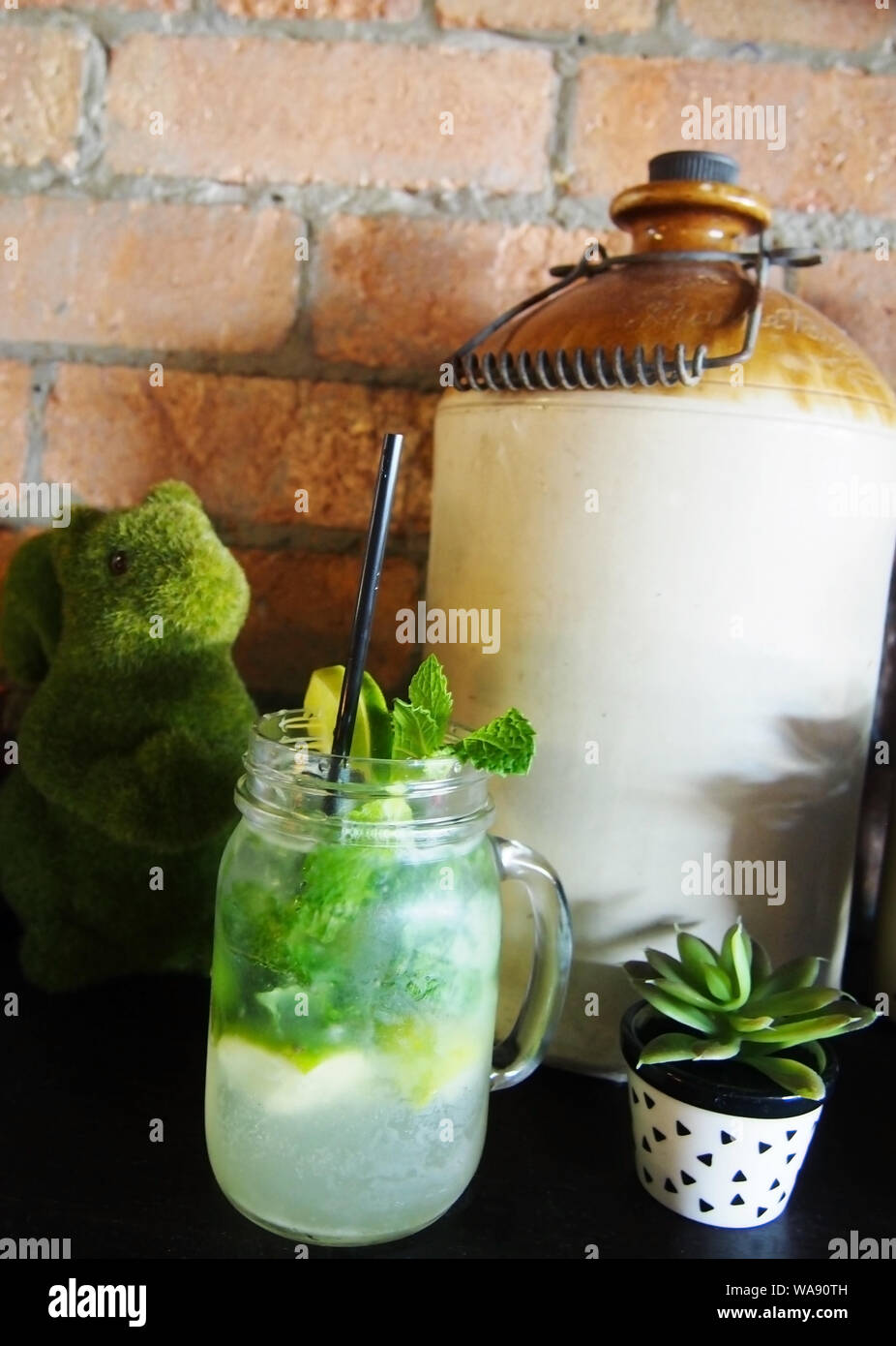 Mojito Cocktail auf Bar mit grünen Eichhörnchen, Werk & Flasche. Frische Minze und Limone. Stockfoto