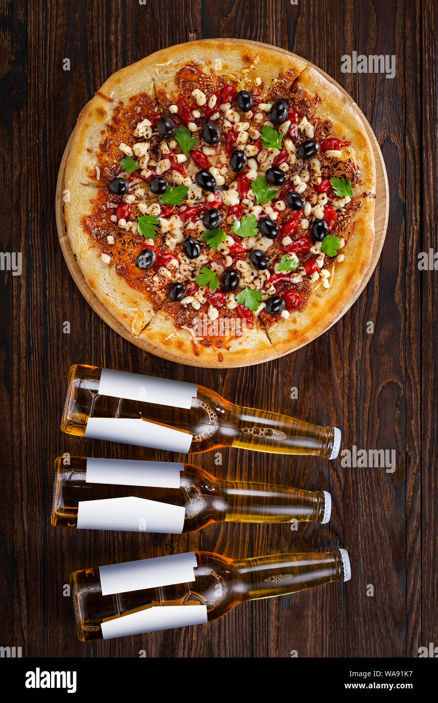 Pizza und Bier, Restaurant, Party, Essen prep, Bar, Pepperoni, Happy Hour, Strand, Holz befeuert Stockfoto