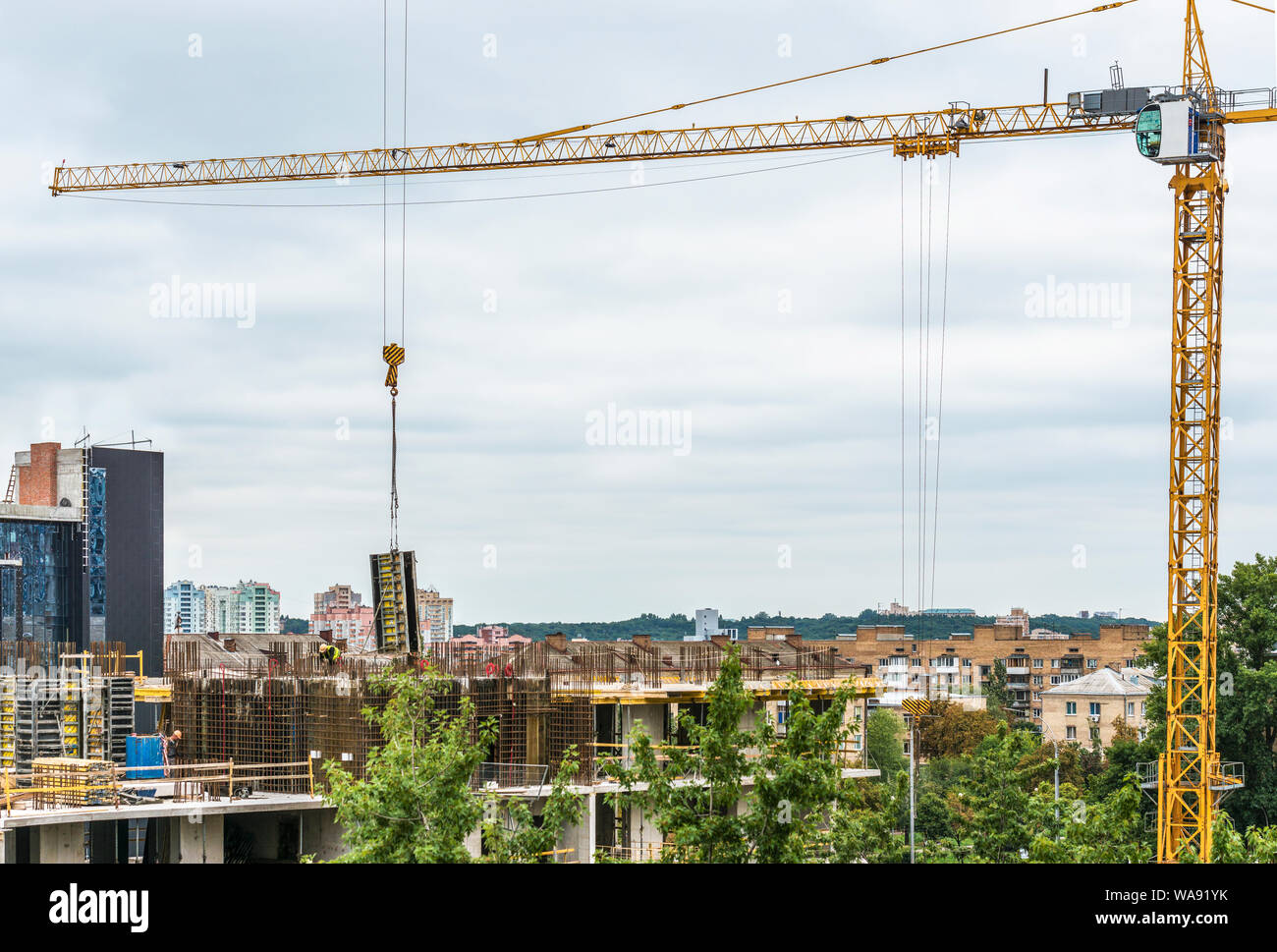 Ein Fragment der Bau eines Wohnhauses mit ein Baukran in der Innenstadt von Kiew, Ukraine. Stockfoto