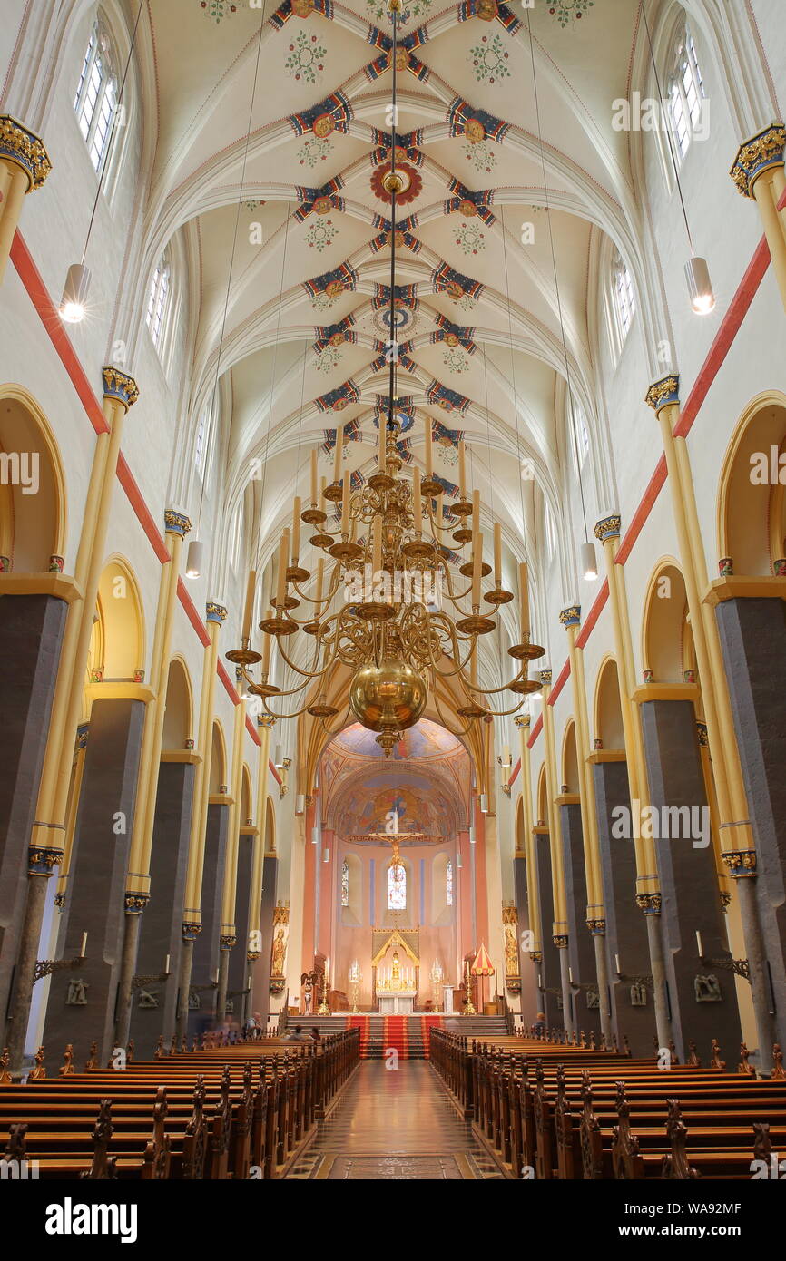 MAASTRICHT, Niederlande - August 03, 2019: Die bunten Innenraum der Basilika des heiligen Servatius, 11. Jahrhundert Stockfoto