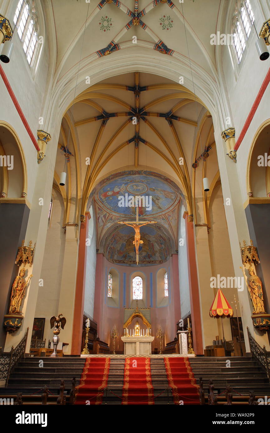 MAASTRICHT, Niederlande - August 03, 2019: Die bunten Innenraum der Basilika des heiligen Servatius, 11. Jahrhundert Stockfoto
